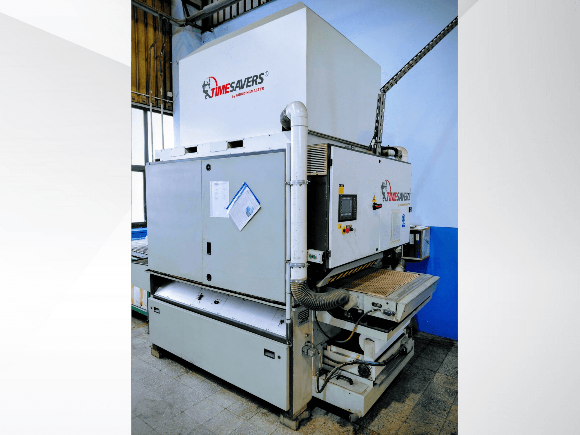 Промислова шліфувальна машина Timesavers, вигляд спереду. Має елементи керування, відсмоктування пилу та регульовану шліфувальну плиту для точності.