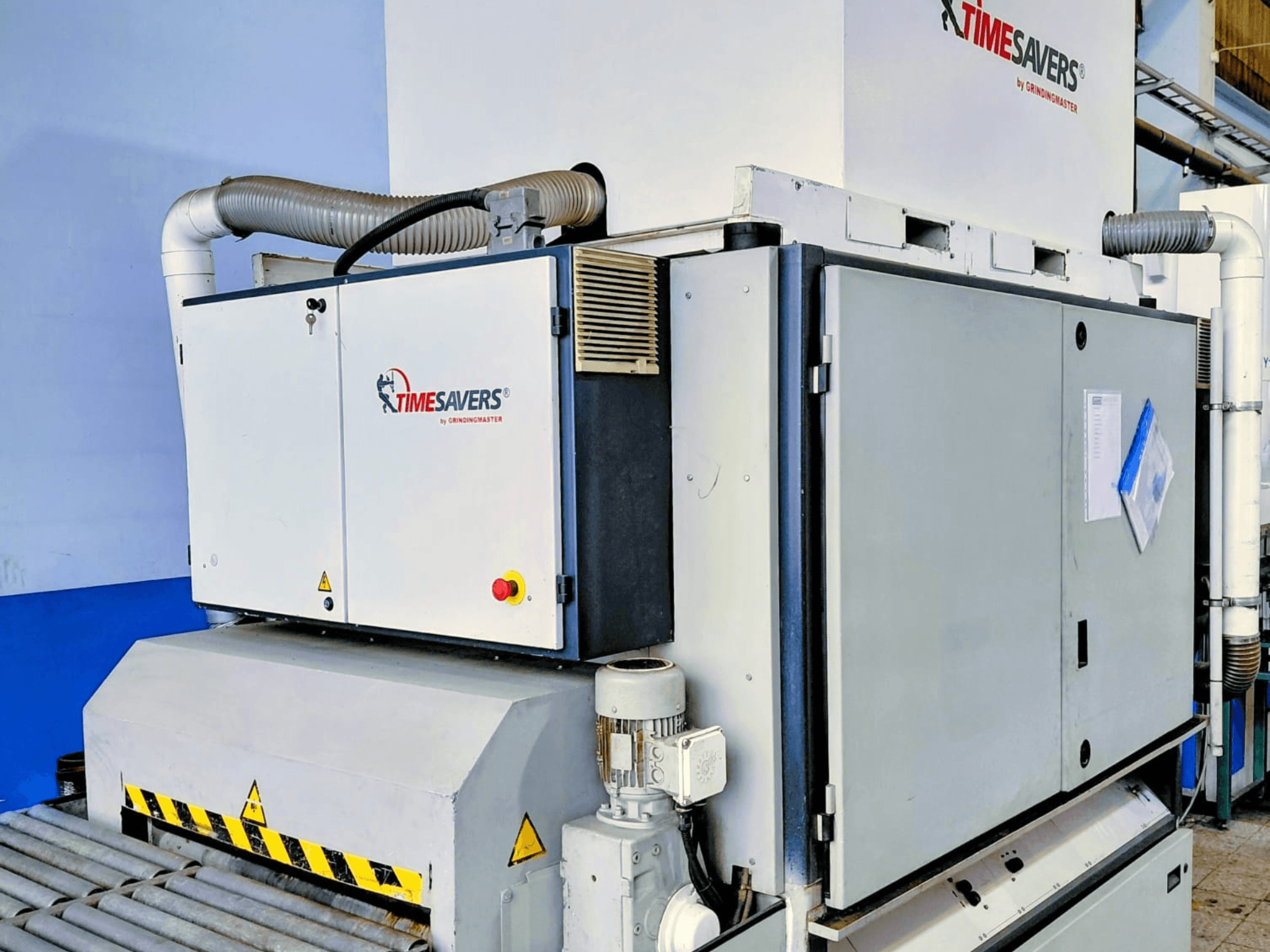 Промислова шліфувальна машина TIME SAVERS, вид збоку, оснащена регульованим роликом, панеллю керування та системою відсмоктування пилу.