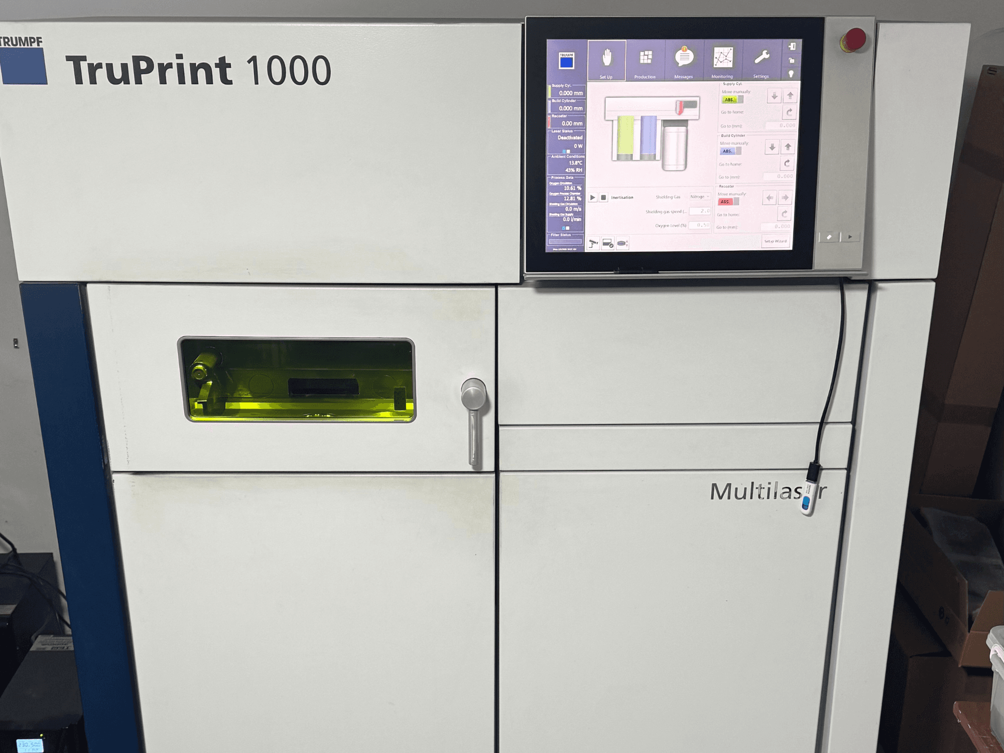 TruPrint 1000 від Trumpf, вигляд спереду, з цифровою панеллю керування та прозорим оглядовим вікном для моніторингу.