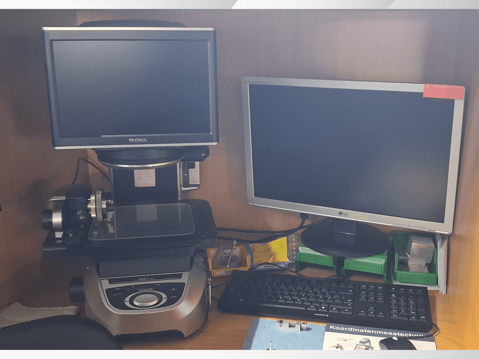 Система вимірювання Keyence з двома моніторами (один LG, один Keyence) і клавіатурою, вид спереду.