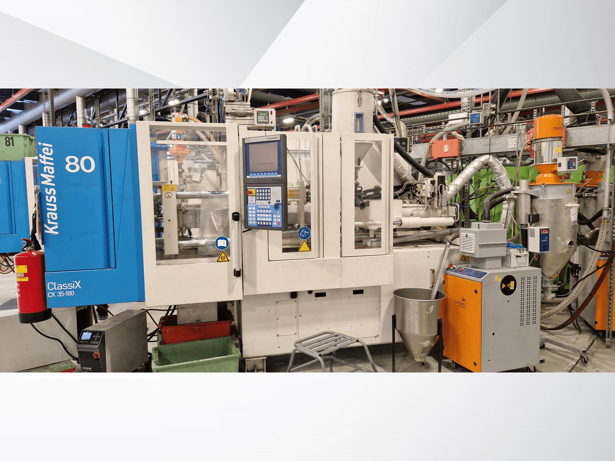 Гідравлічний термопластавтомат Krauss Maffei ClassiX CX 35-180, вид спереду, видно панель керування та допоміжне обладнання.
