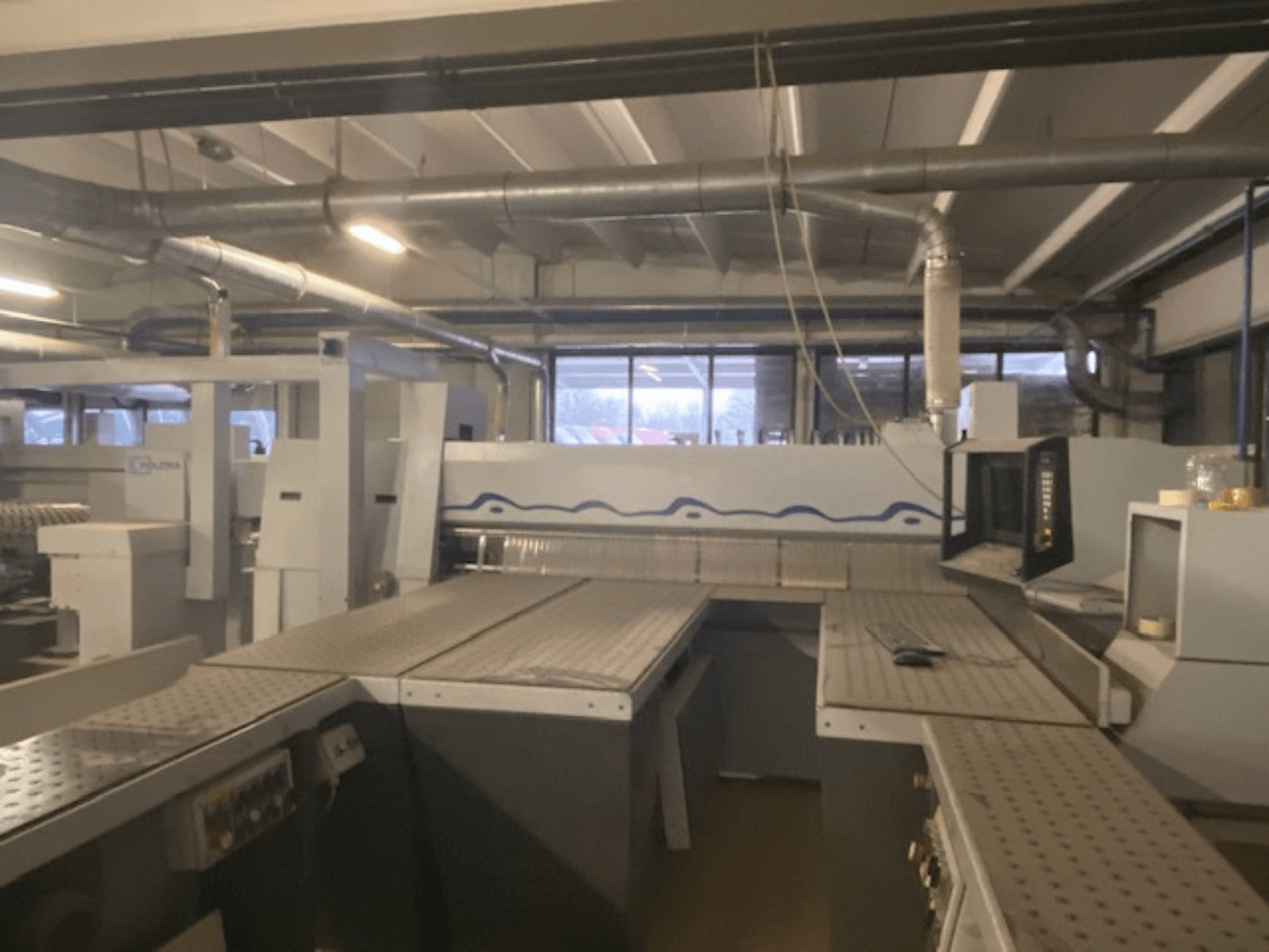 Промисловий робочий простір з установкою обладнання з панеллю керування, вид на яку відкривається з підвищеного фронтального кута.