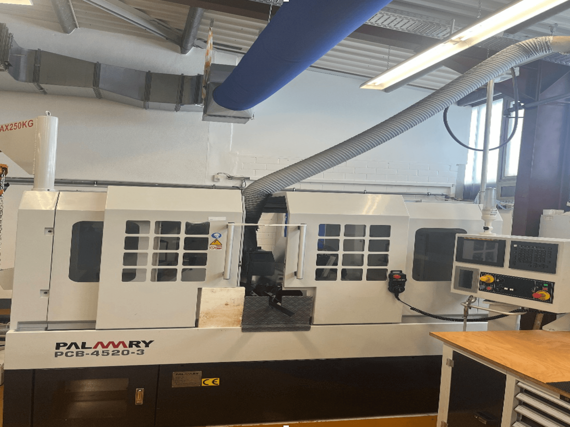 Безцентровий шліфувальний верстат PALMARY PCB-4520-3, вид спереду, з панеллю керування та системою пиловідведення.