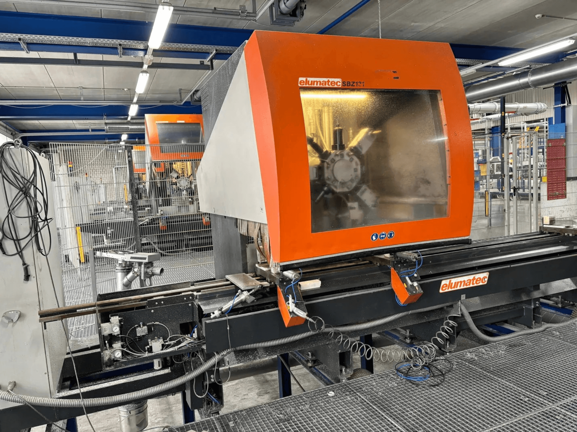 Вертикальний обробний центр Elumatec SBZ 131, вид спереду, демонструє панель керування, деталі обладнання та навколишнє робоче середовище.