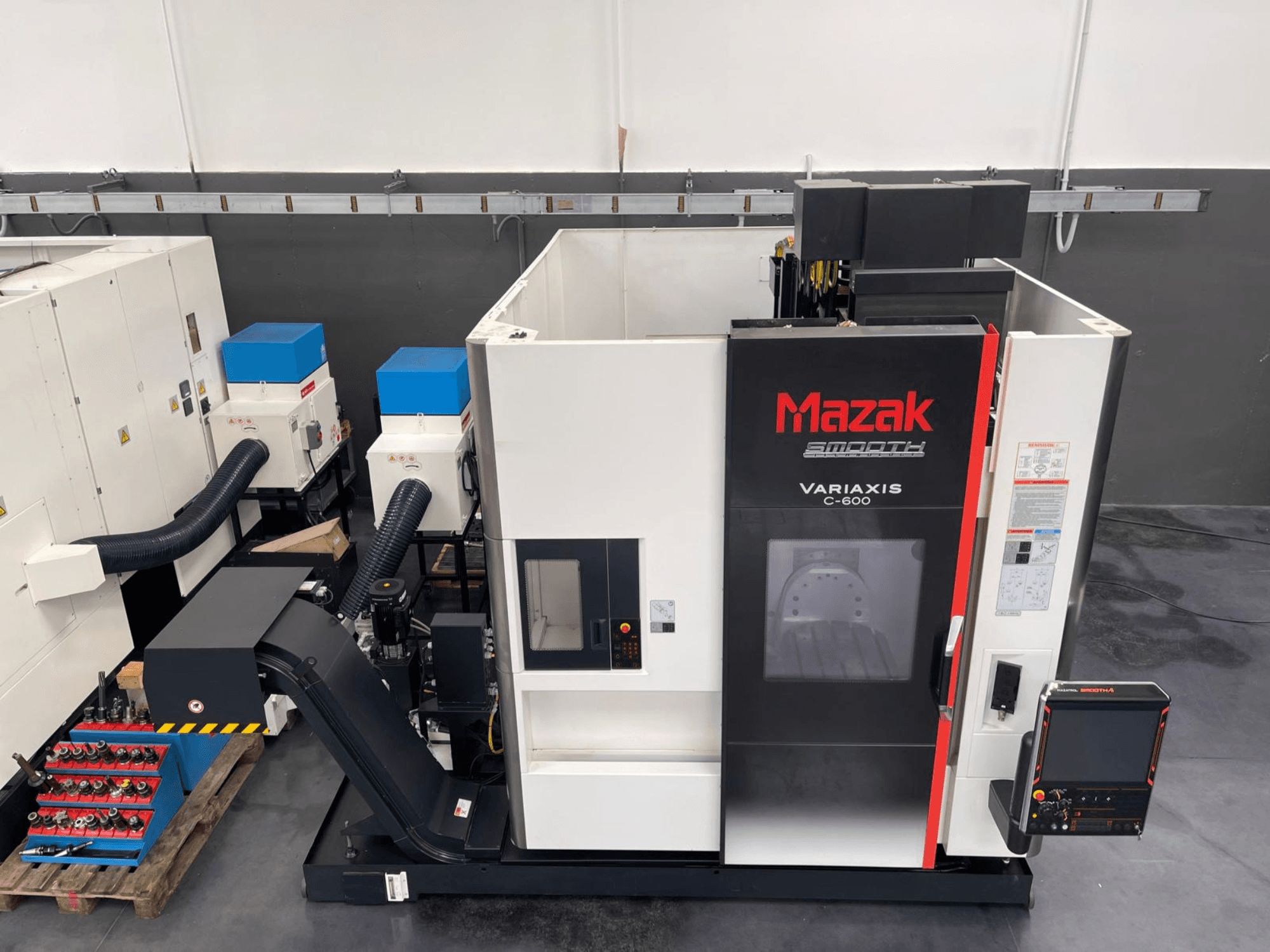 Вертикальний обробний центр Mazak VARIAXIS C 600, вид спереду з панеллю керування та місцем для зберігання інструменту.