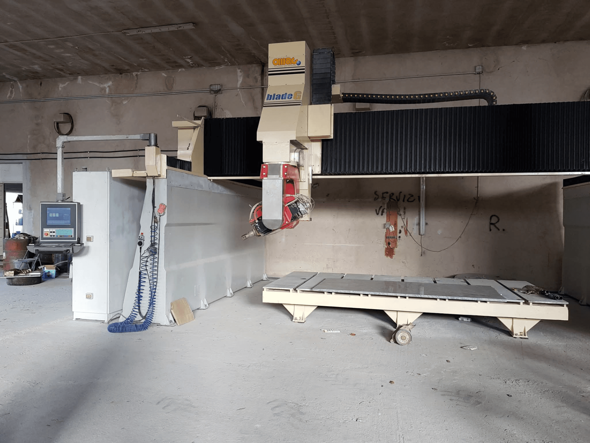 Портальний фрезерний верстат OMAG Blade G в майстерні, вид спереду з панеллю керування та великою фрезерною станиною.