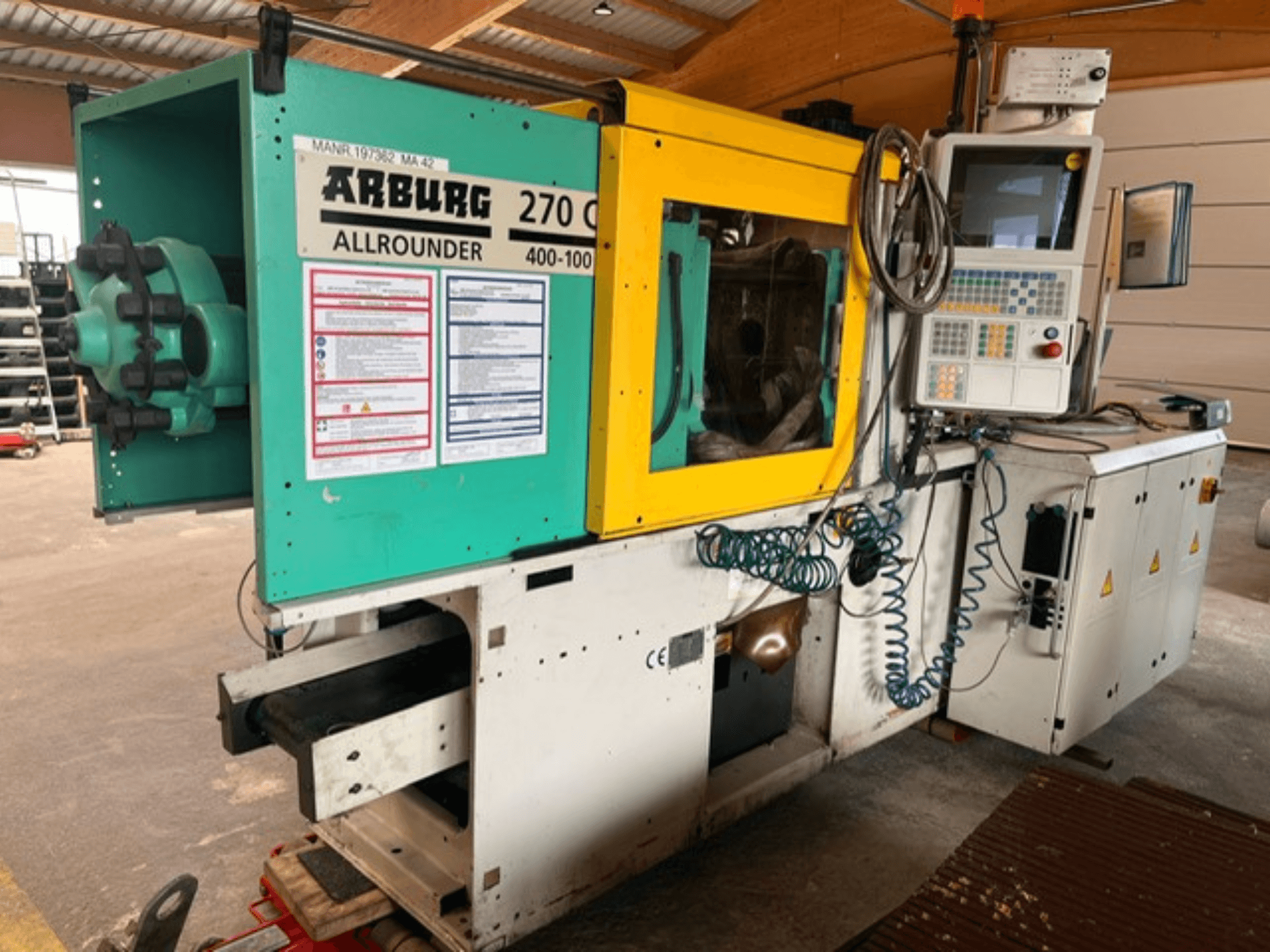 Вигляд спереду гідравлічного термопластавтомата Arburg 270 C із зображенням елементів управління та деталей конструкції.