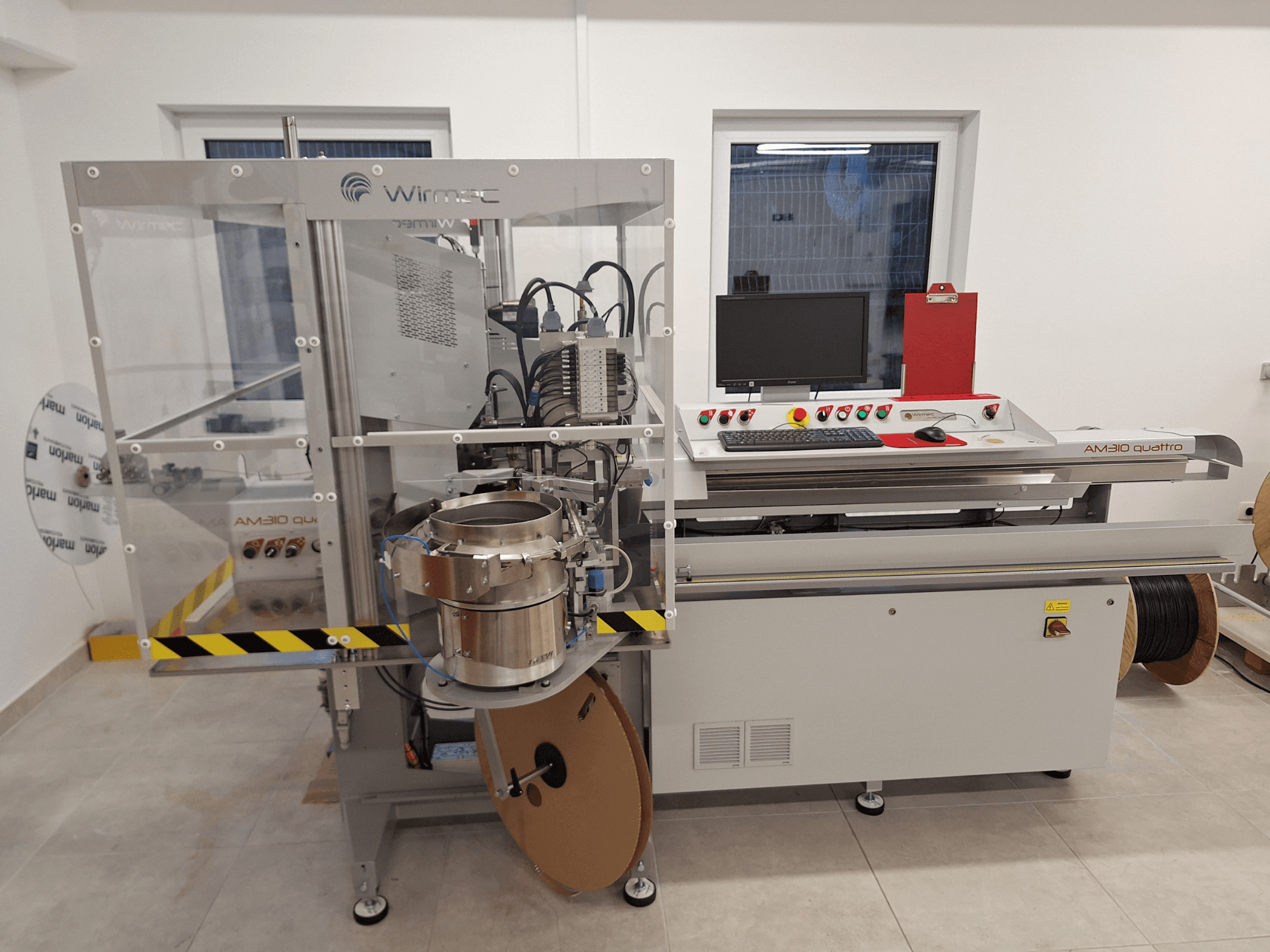 Верстат WIRMEC AM310-117, вид спереду, з панеллю керування, комп'ютером та компонентами з нержавіючої сталі, встановленими в робочому приміщенні.