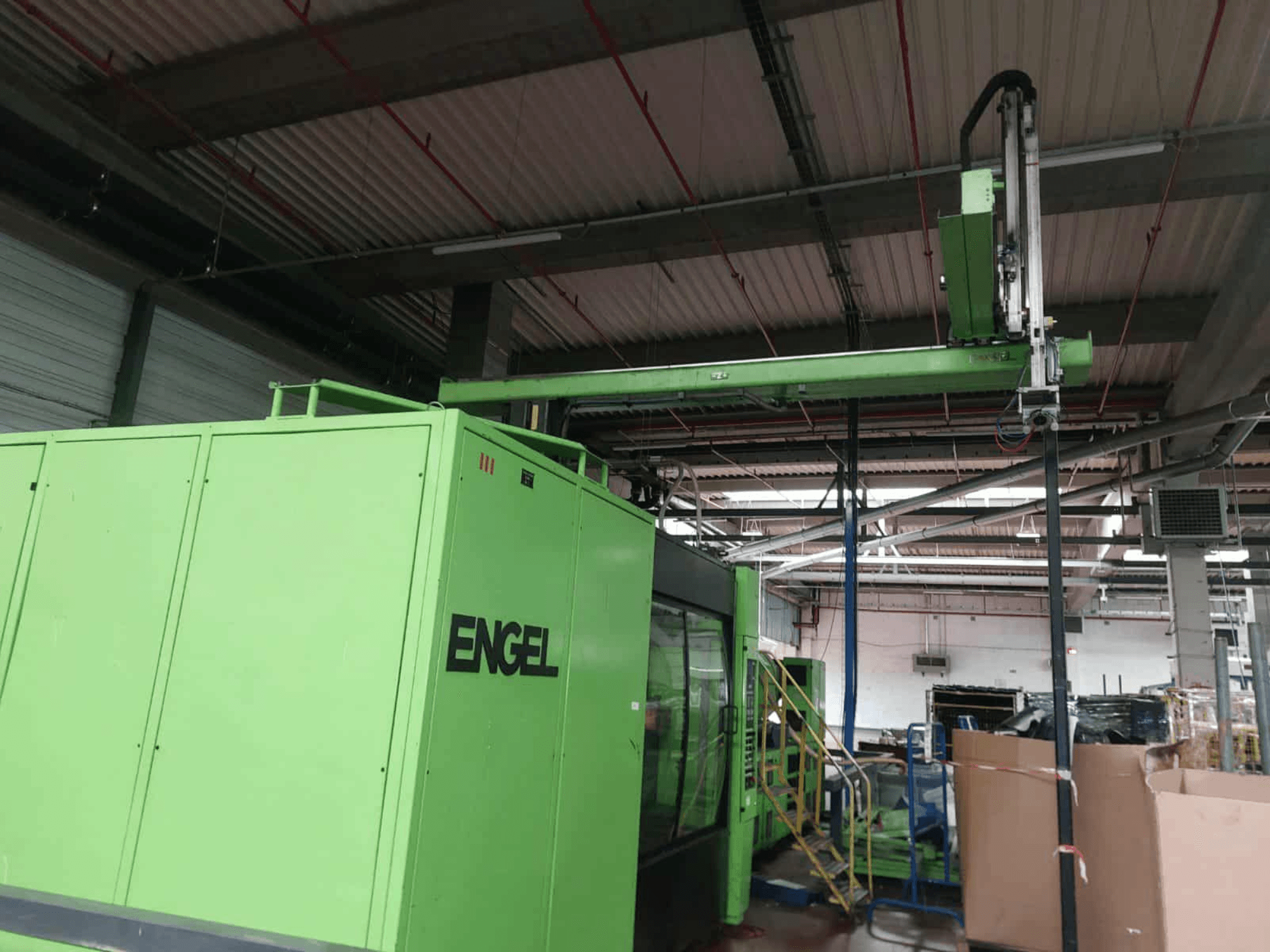 Гідравлічний термопластавтомат Green Engel ES 16050/1100 DUO, вид збоку, демонстрація зони завантаження та панелі керування.