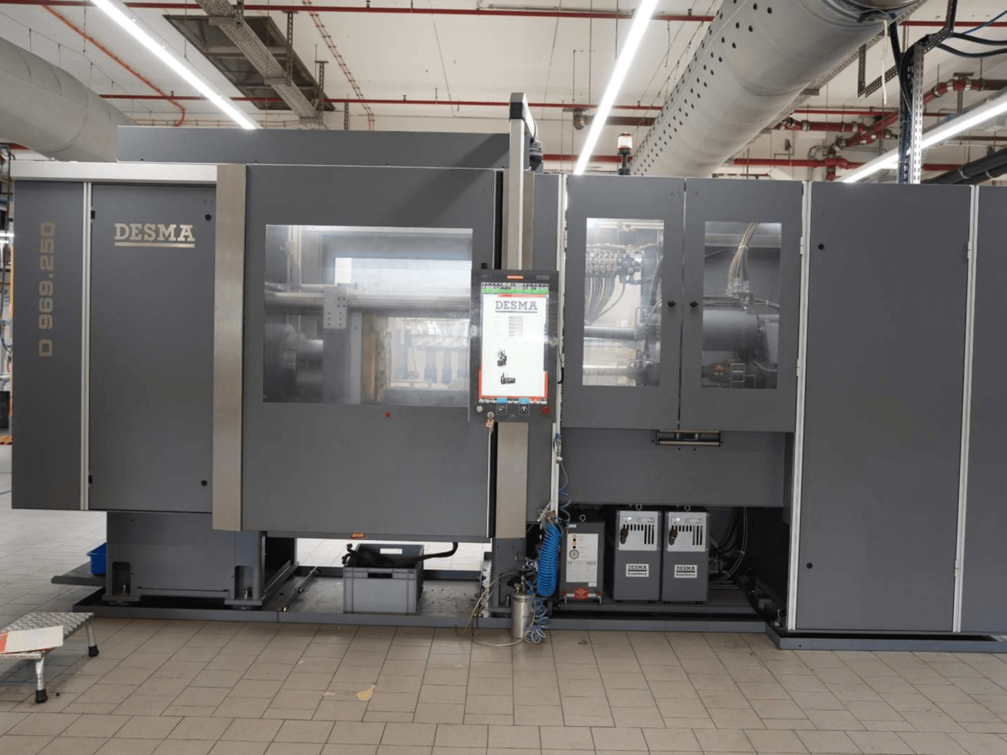 Вертикальна термопластавтомат Kloeckner Desma D 969.250 Z (S3) у заводській комплектації, вид спереду з панеллю управління.