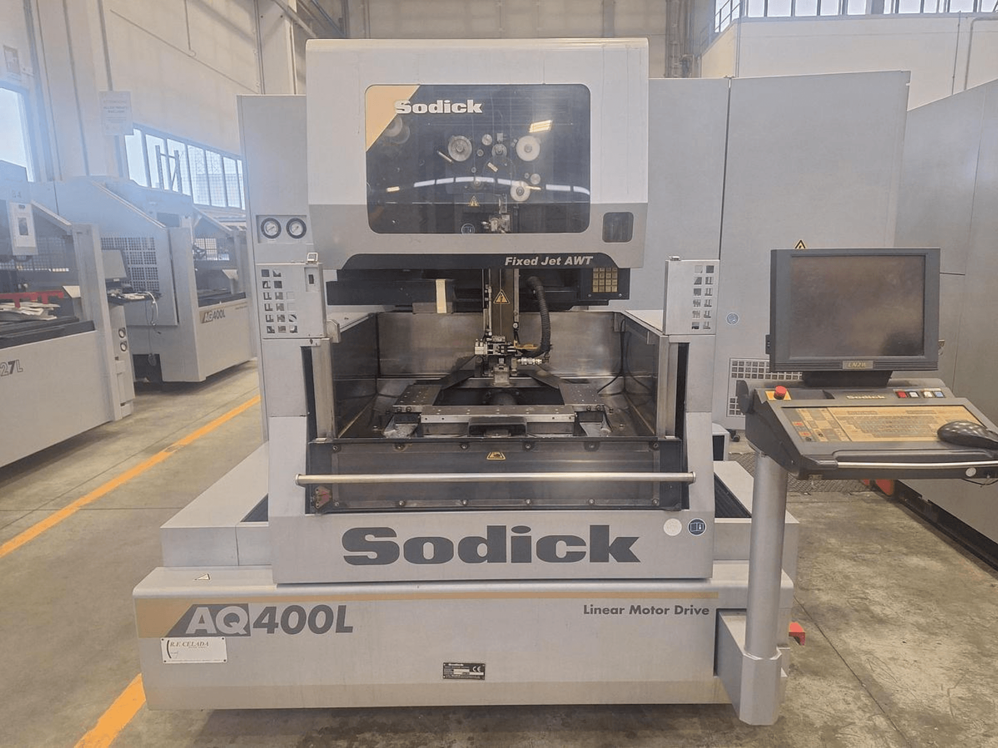 Машина з лінійним приводом Sodick AQ400L показана спереду, з панеллю керування та внутрішньою робочою зоною.