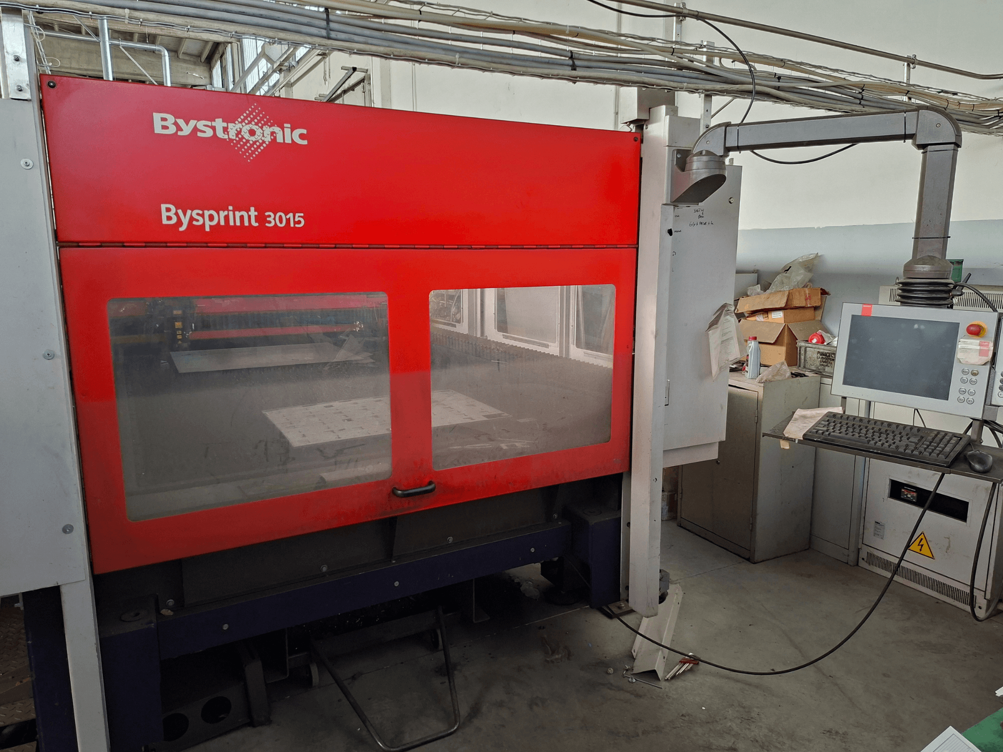 Лазерний верстат для різання CO2 Bystronic Bysprint 3015, вид спереду, на якому видно панель керування та зону лазерного різання.