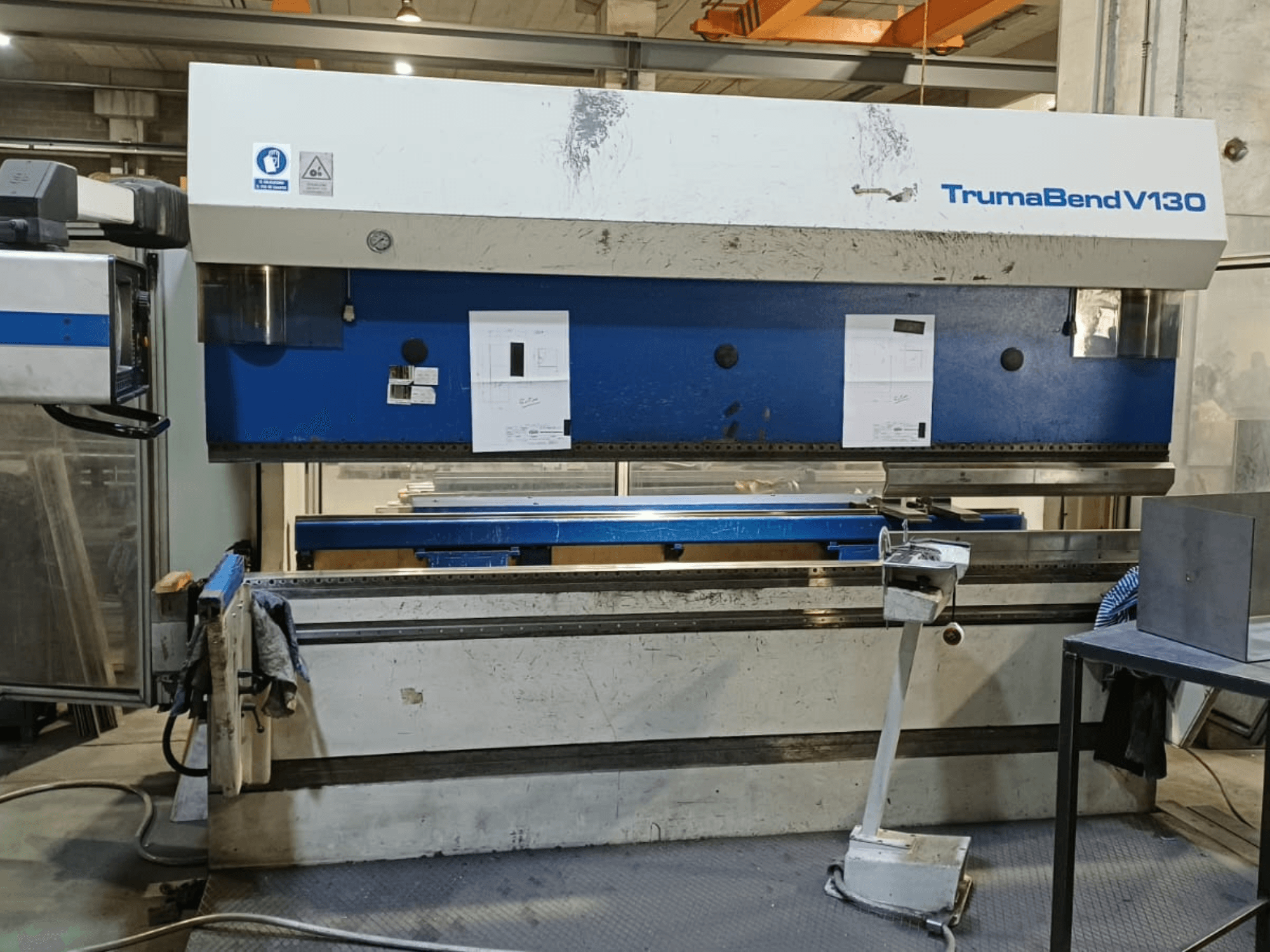 Гнучкий прес TRUMPF Trumatic Trumabend V130 у фронтальному ракурсі: на зображенні видно панель керування, робочу поверхню та регульовані інструменти.