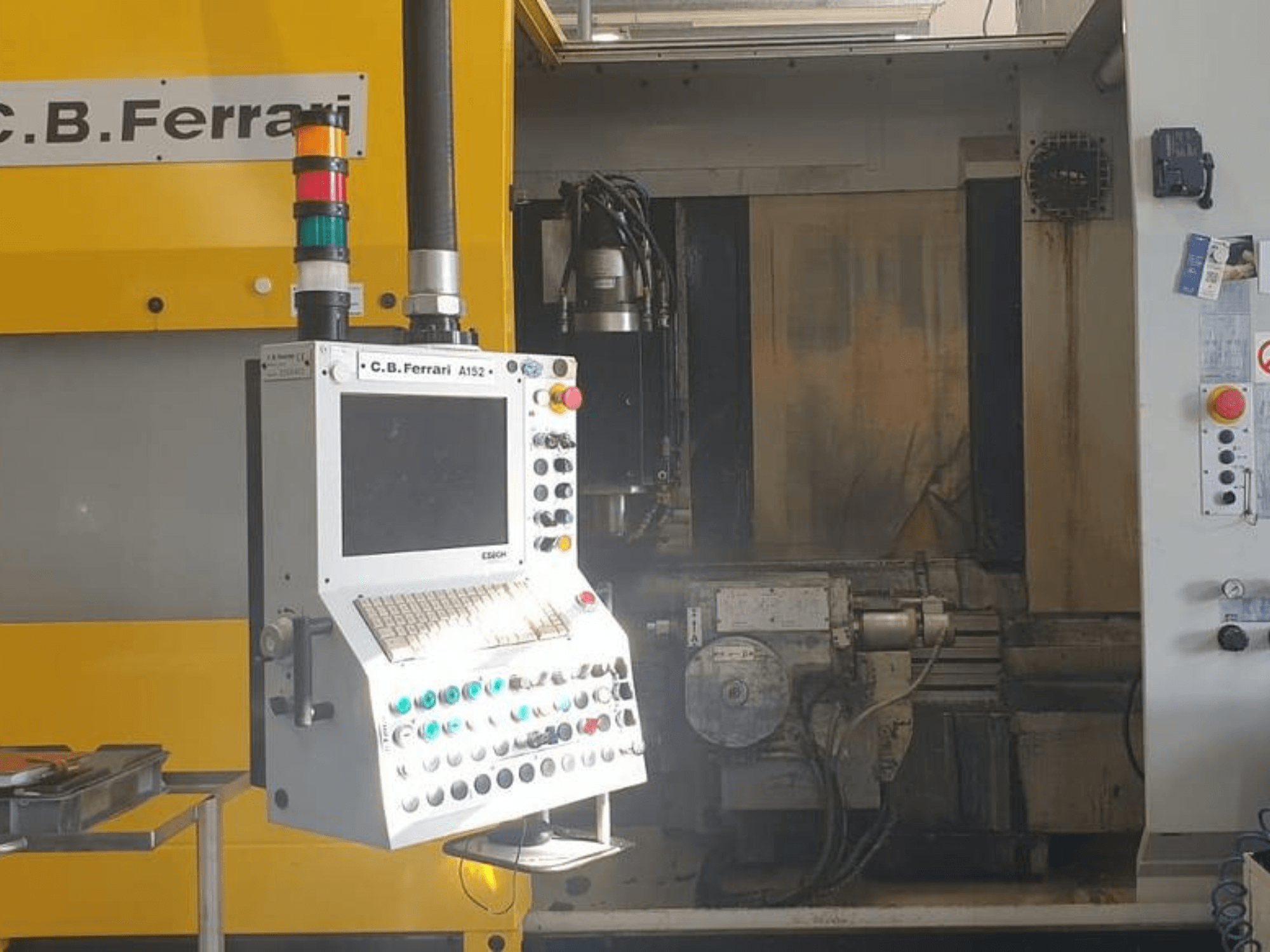 Вертикальний обробний центр C.B. Ferrari A152, вид спереду, демонструє панель керування з кнопками та компоненти двигуна на верстаті.