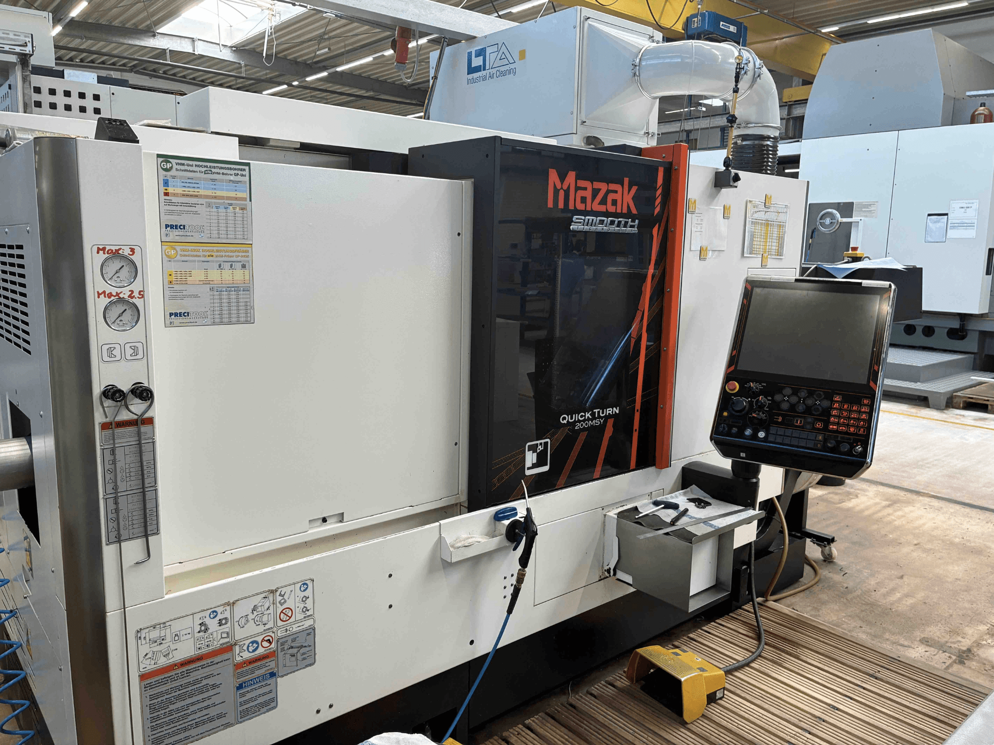 Токарно-фрезерний центр Mazak Quick Turn Smooth 200MSY, вид спереду з панеллю керування та робочими датчиками.