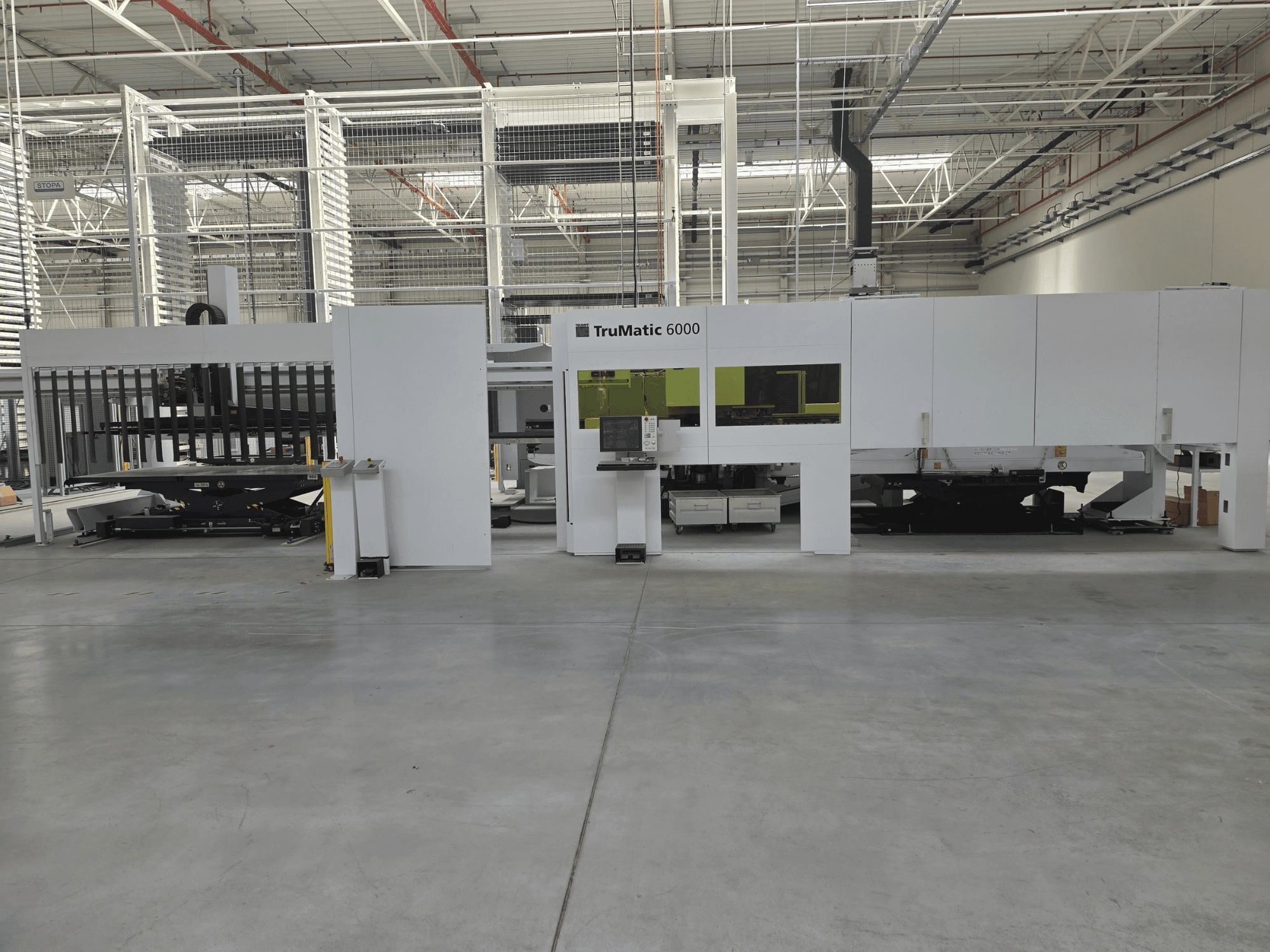 Автоматизована система обробки листового металу TRUMPF TruMatic 6000, вид спереду, з панеллю керування та зоною завантаження.