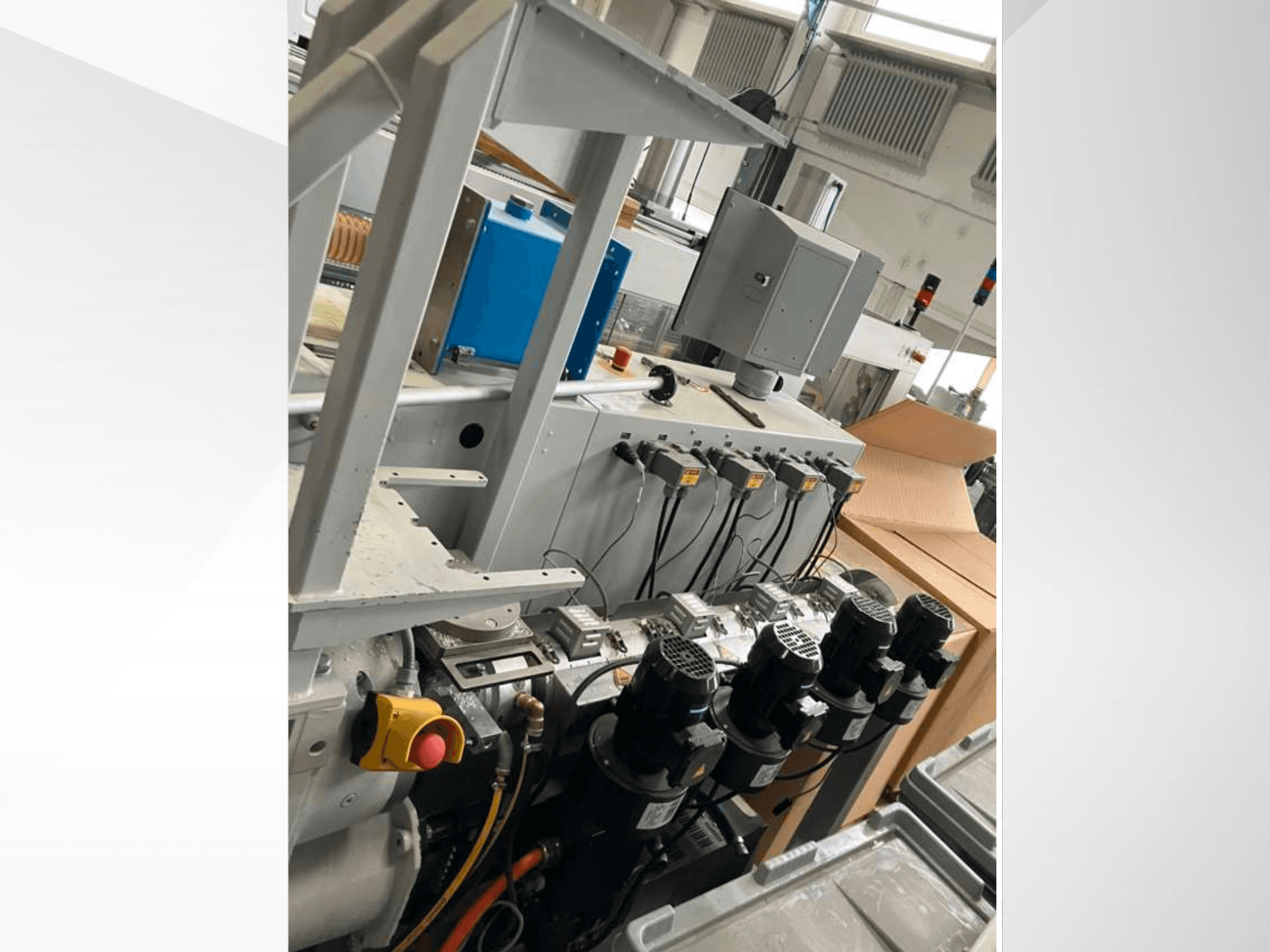 Одношнековий екструдер Krauss Maffei KME 45 XS, вид збоку: панель керування, двигуни та різні компоненти.