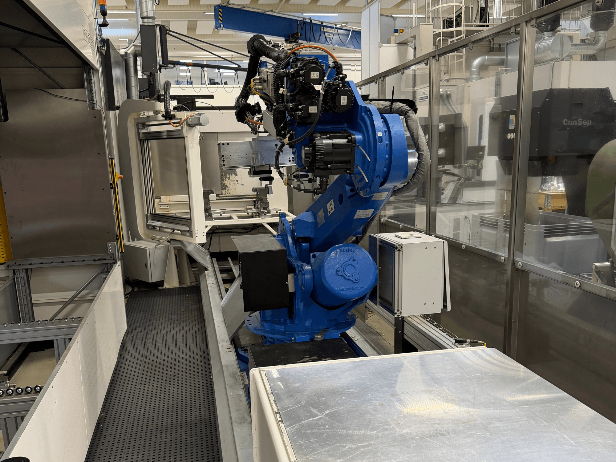 Роботизований маніпулятор Yaskawa Motoman ES165D на рейці, вид збоку, що демонструє налаштування автоматизації в промислових умовах.