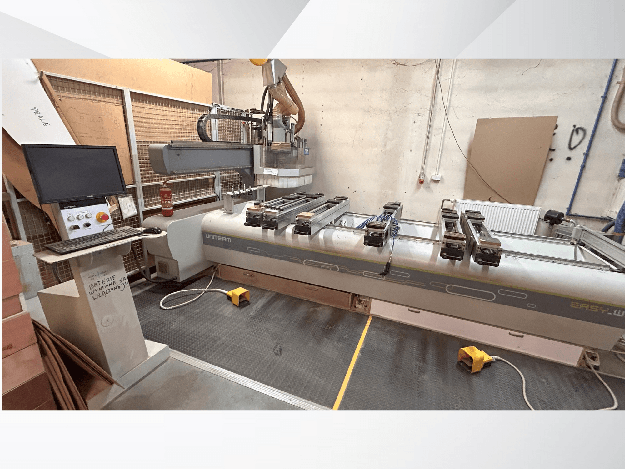 Вид спереду верстата з ЧПК UNITEM EASY-W з панеллю керування, монітором і затиснутими заготовками на робочому столі.