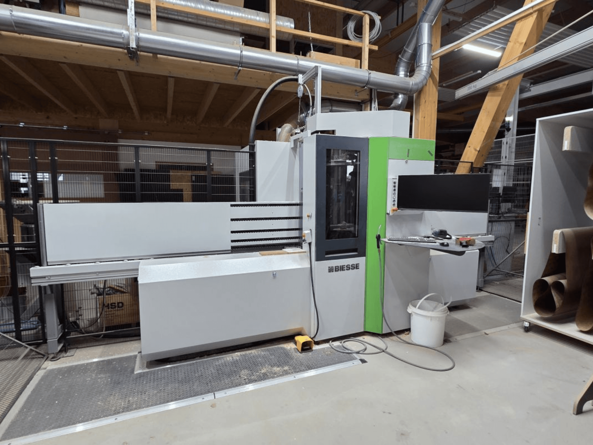 Обробний центр BIESSE Brema EKO 2.2 з ЧПУ, вид спереду, на якому видно панель управління та основний корпус із зеленими акцентами.
