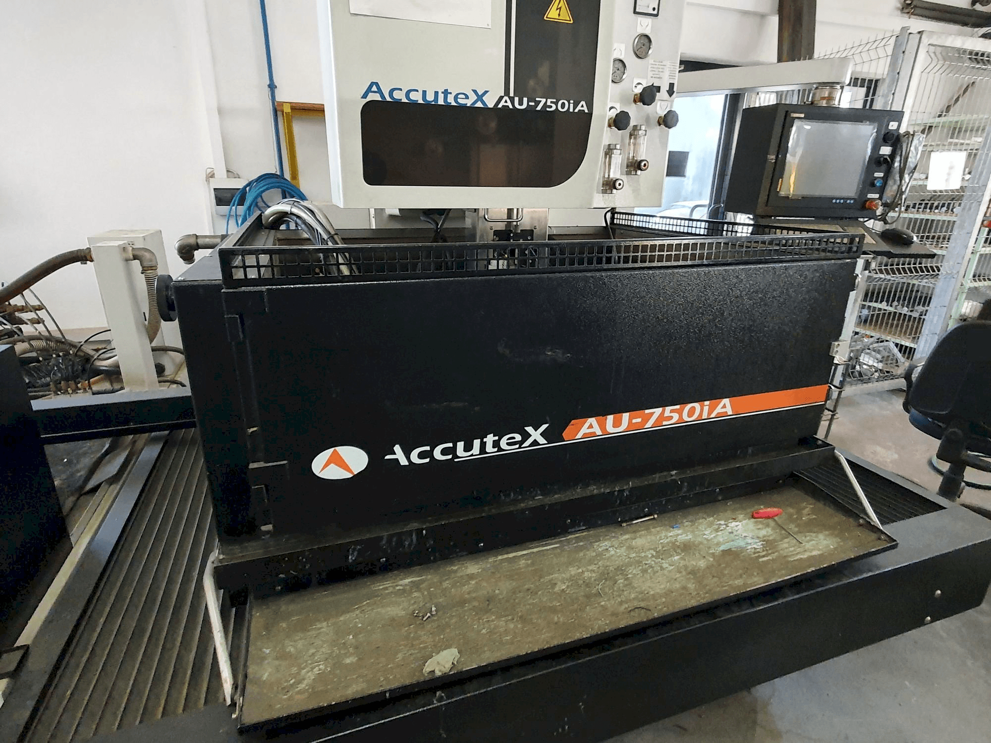 Front view of AccuteX AU-750iA machine