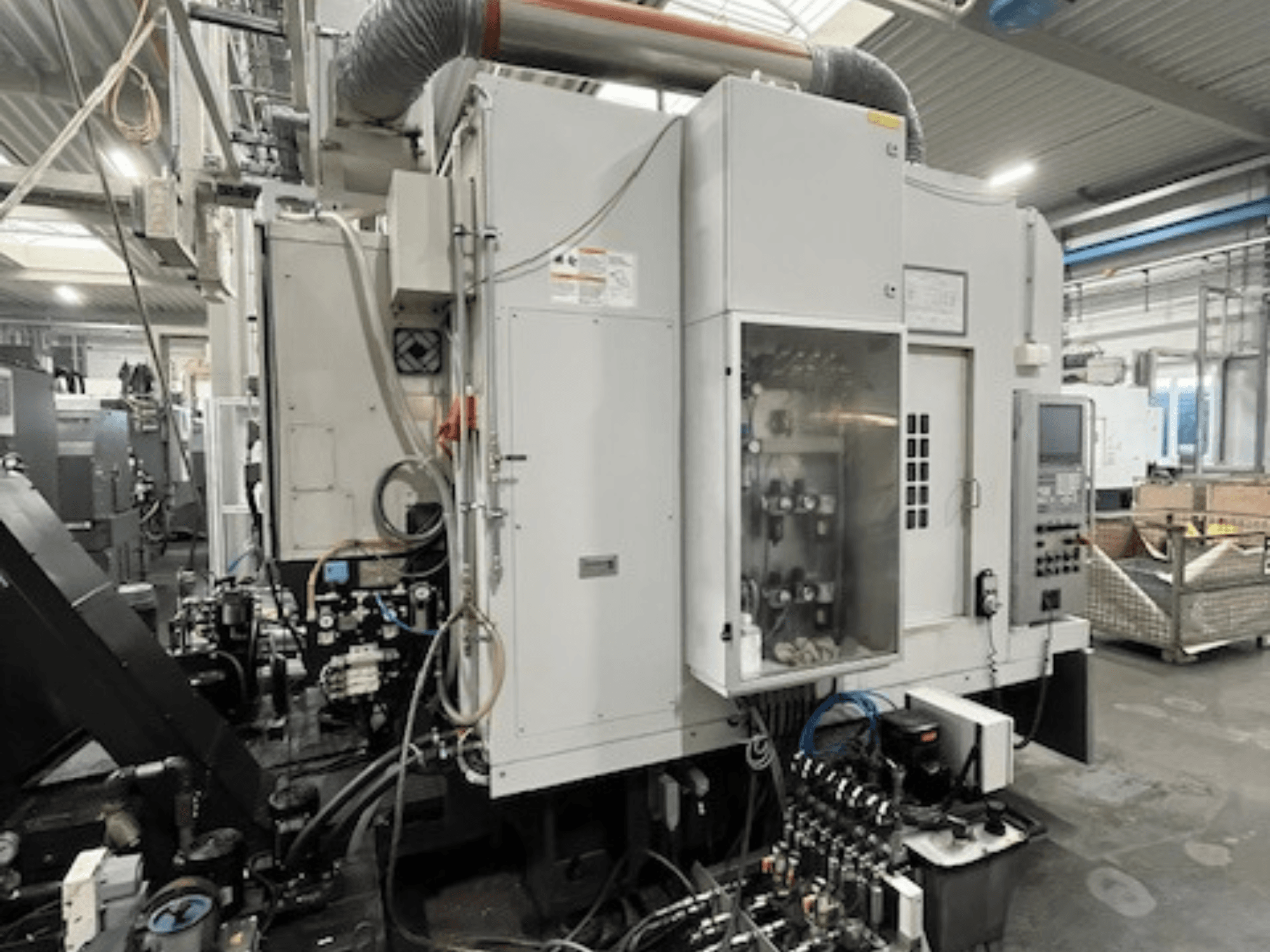 Вид збоку промислового верстата з панеллю керування та гідравлічними компонентами, з детальною інформацією про марку та модель.