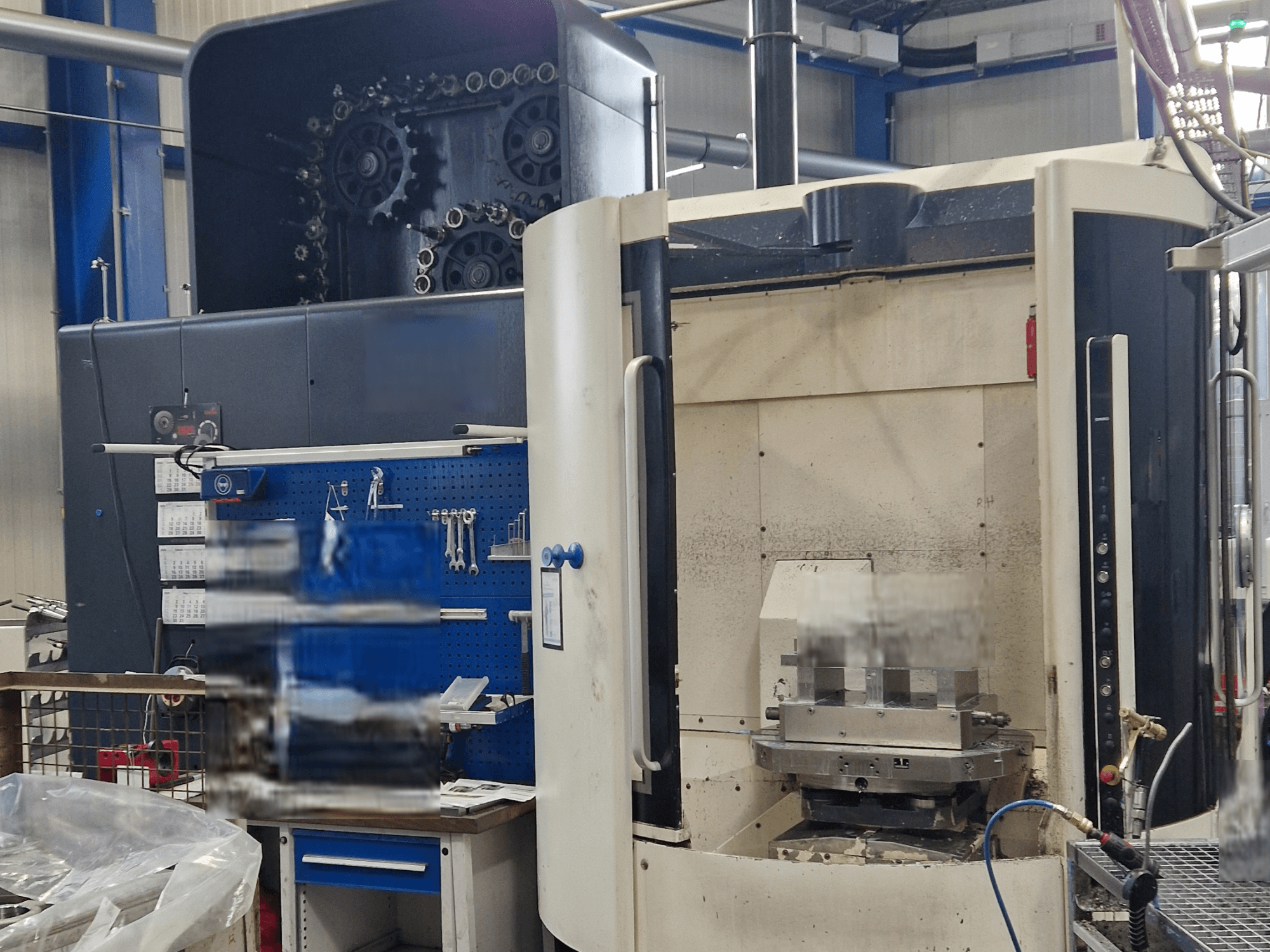 Універсальний обробний центр DMG DMC80U DuoBlock, вид спереду, демонструє панель керування та робочу зону з інструментальним приладдям.