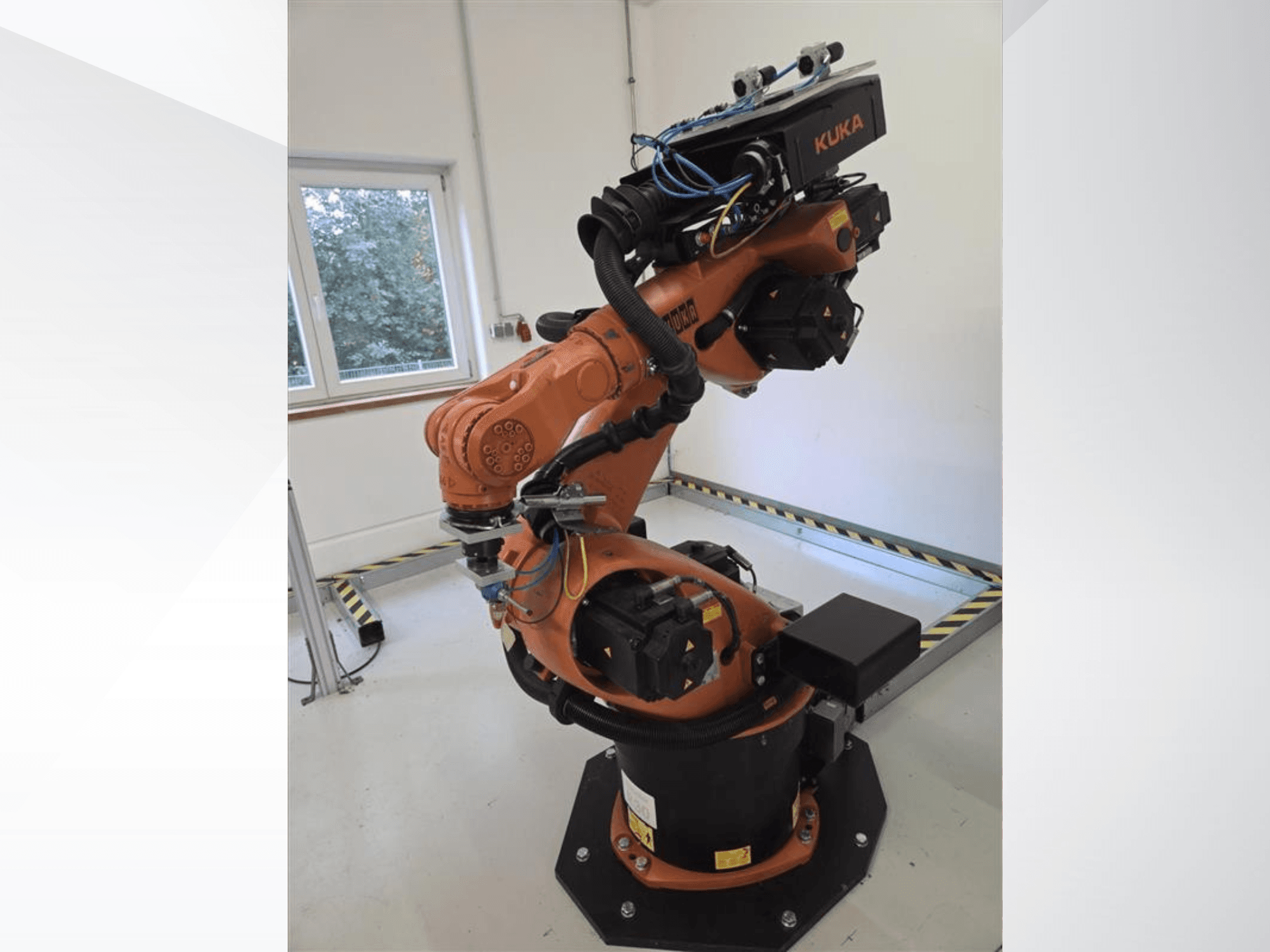 Роботизована рука KUKA KR60 HA у боковому ракурсі, на якій видно механічні з’єднання та електропроводку на промисловій основі.