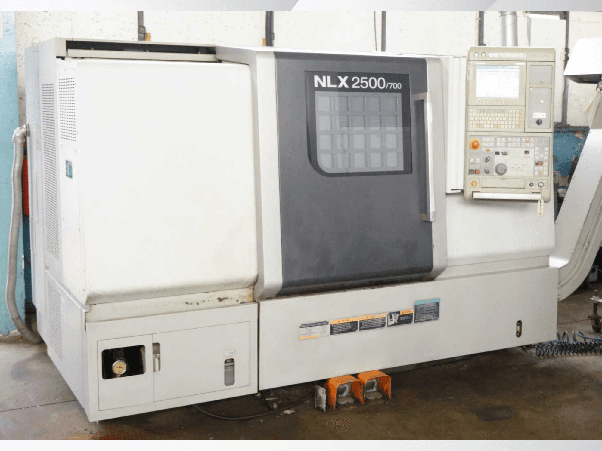 Горизонтальний токарний верстат DMG MORI NLX 2500/700, вид спереду, на якому видно панель керування та особливості верстата.