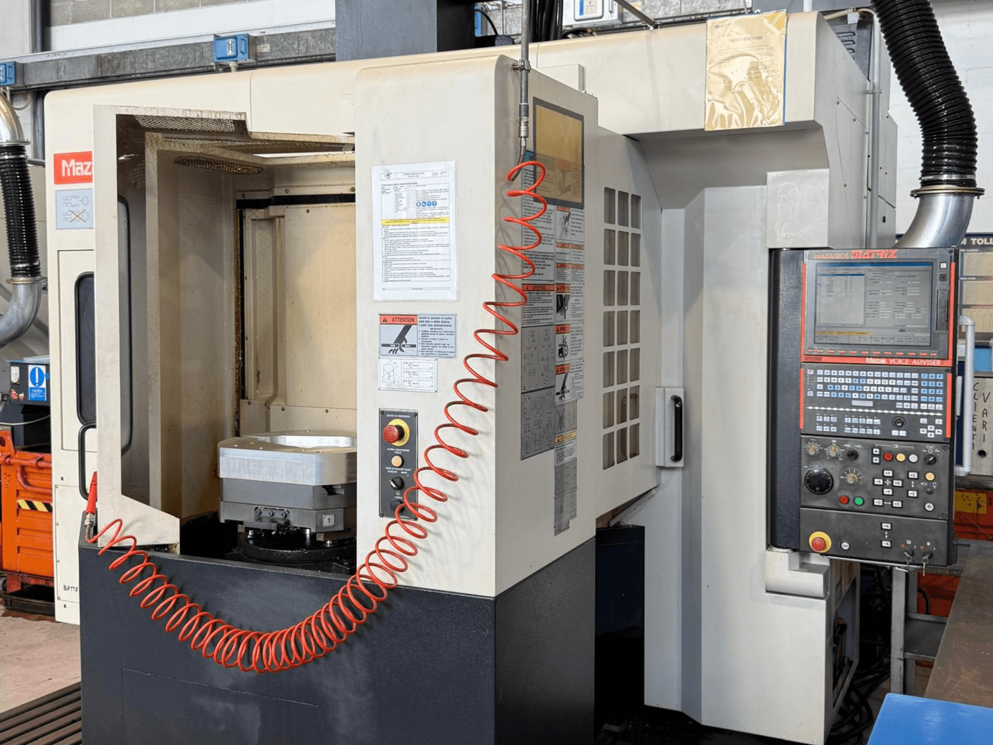 Вертикальний обробний центр Mazak VARIAXIS I 500 у фронтальному ракурсі, на якому видно панель управління, утримувач заготовки та зону зберігання інструментів.