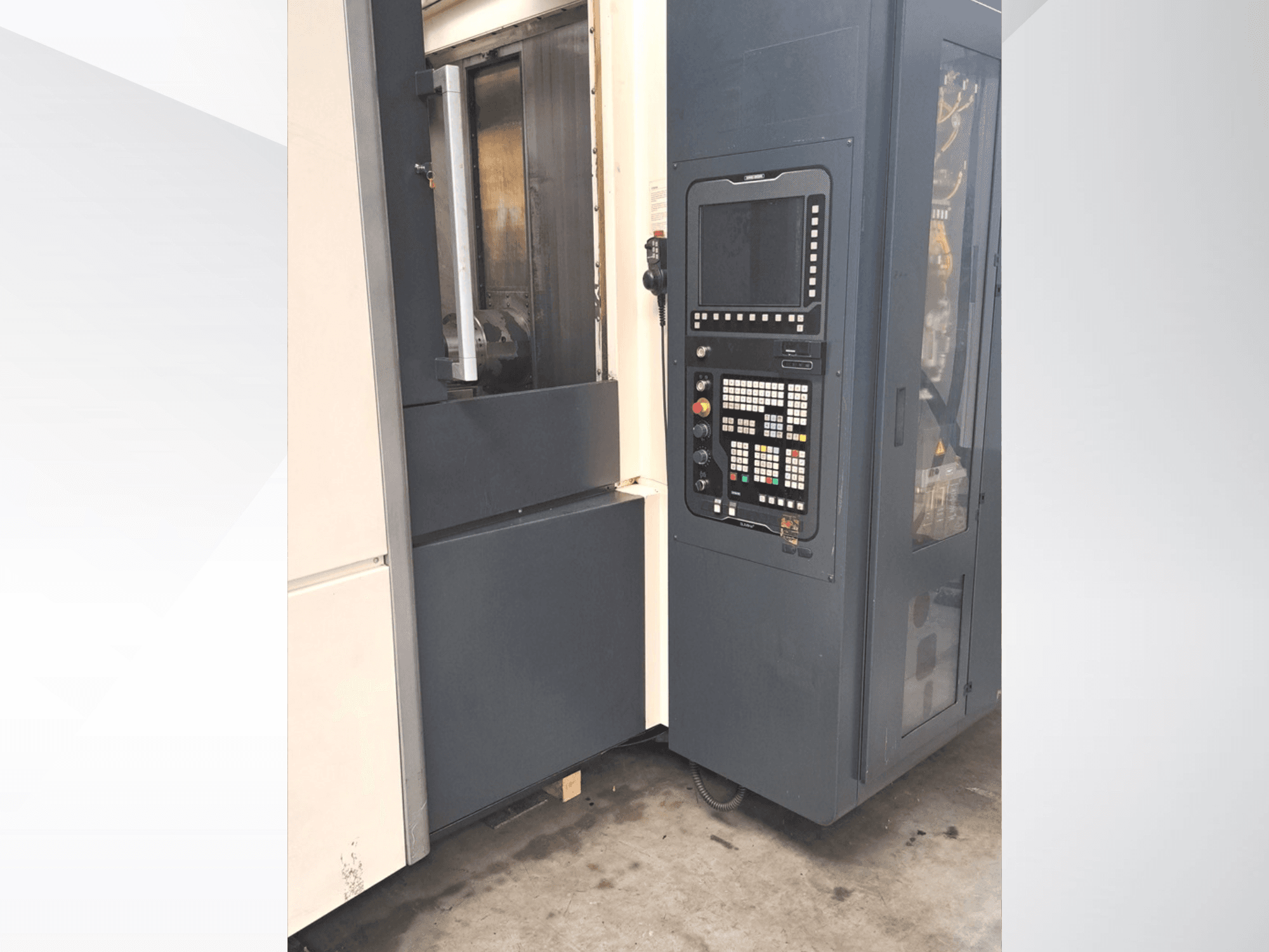Горизонтальний обробний центр DMG MORI NHX5000, вид збоку, на якому видно панель управління та дверцята доступу.