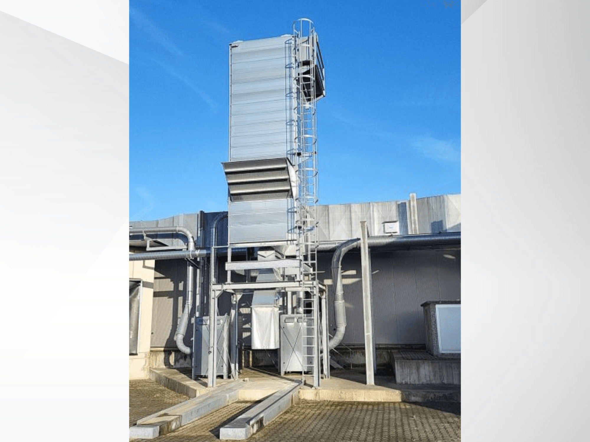 Деревообробний верстат SCHUKO Solo-160-2323/30/182/BD, вид спереду, демонструє металеву конструкцію та драбину для доступу.