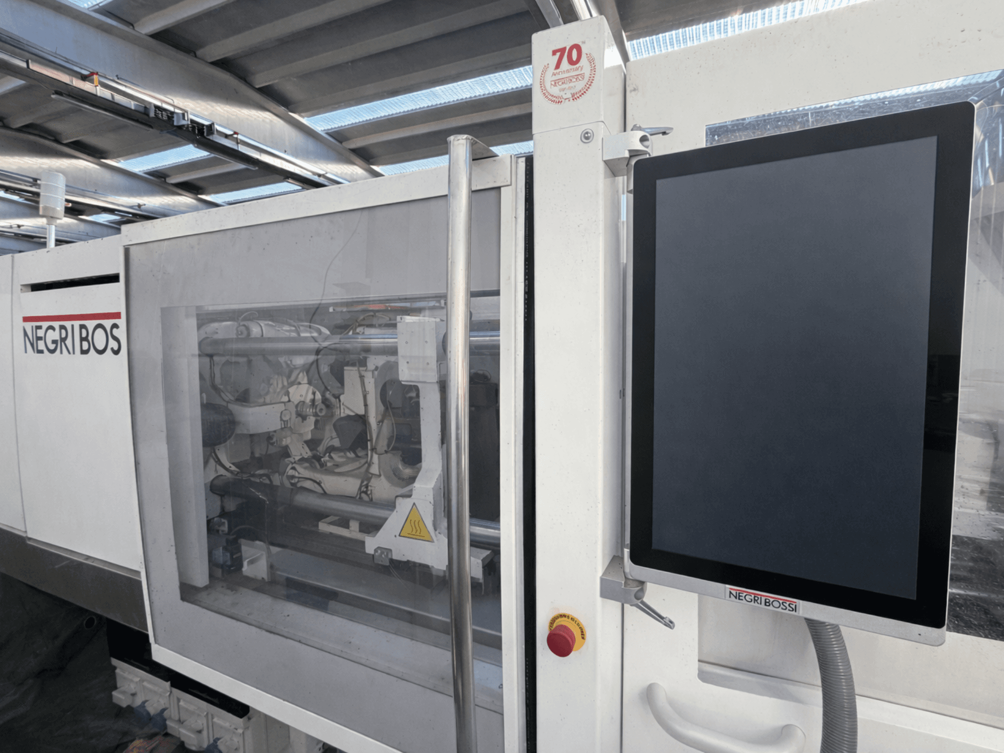 Електрична термопластавтомат Negri Bossi ELE 80, вид спереду з екраном управління і видимими внутрішніми компонентами.