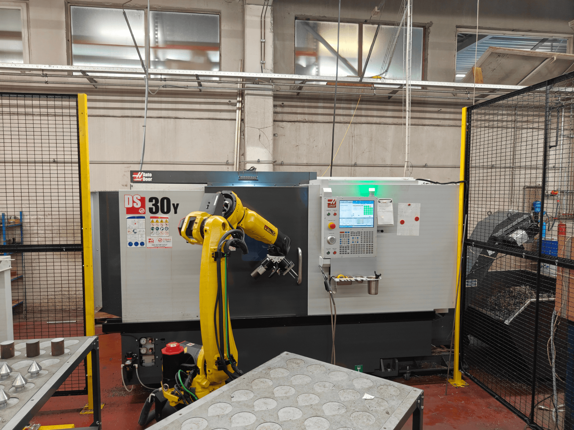 Горизонтальний токарний верстат HAAS DS30Y з роботом-маніпулятором, вид спереду, на якому видно панель управління та робочу зону.