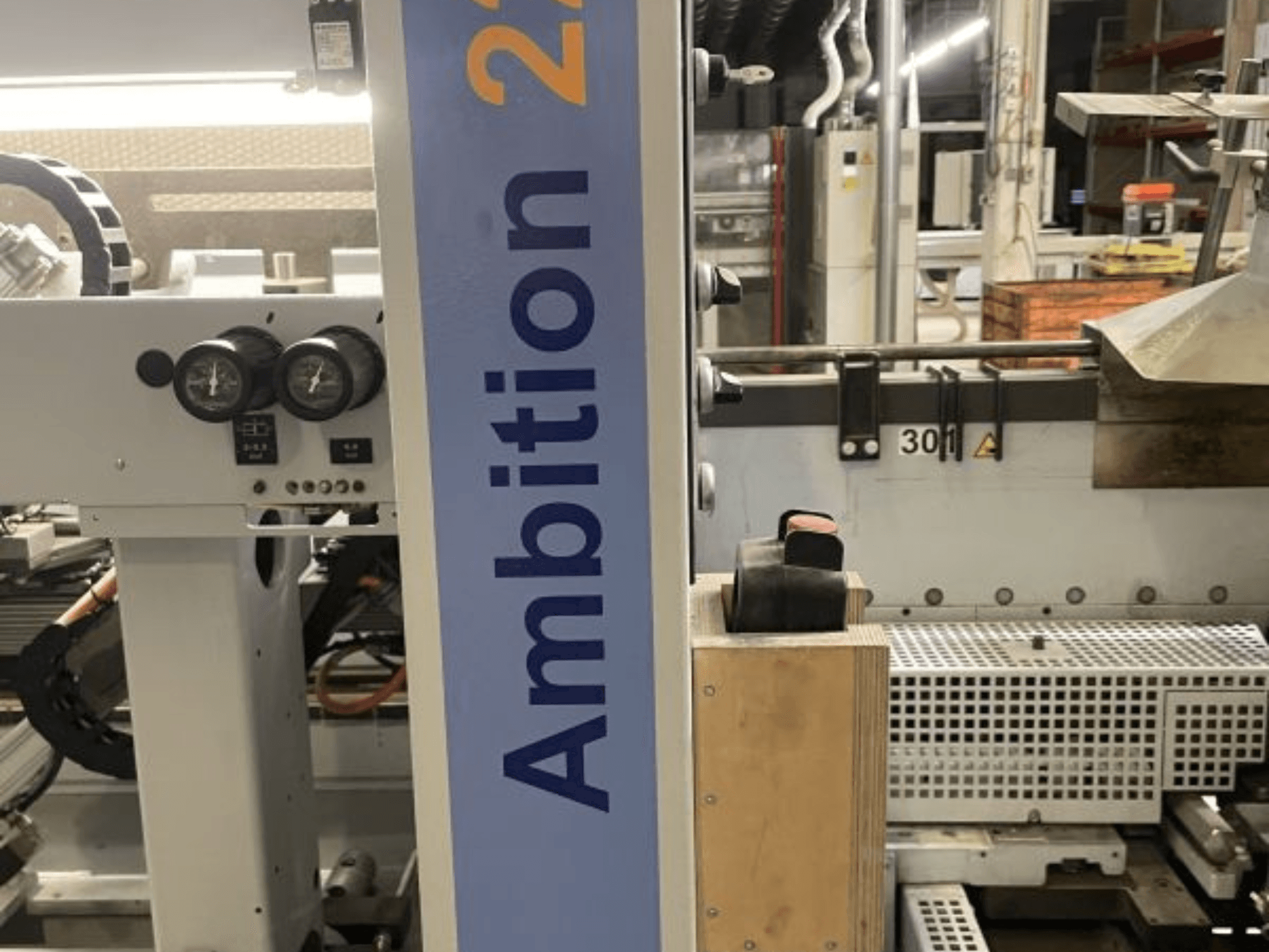 Вид спереду на кромкообробний верстат HOMAG KAL 210 Ambition 2264, з циферблатами, елементами керування та брендованою бічною панеллю.