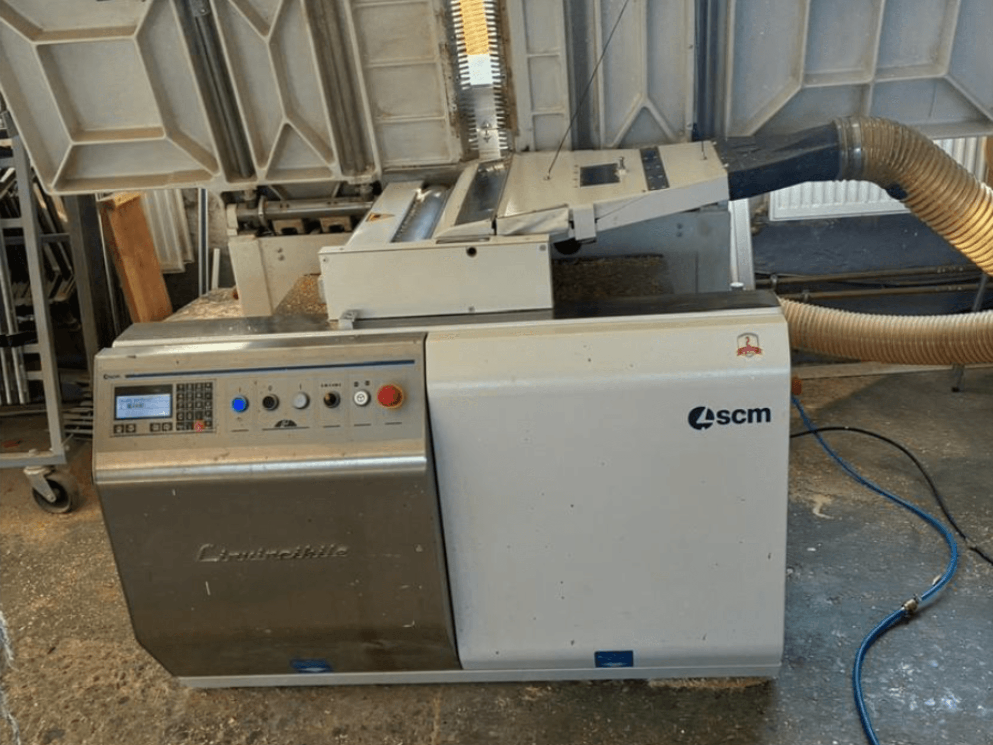 Кромкооблицювальний верстат SCM Centauro спереду, з панеллю керування, всмоктувальним шлангом і відкритою робочою зоною для нанесення кромки.