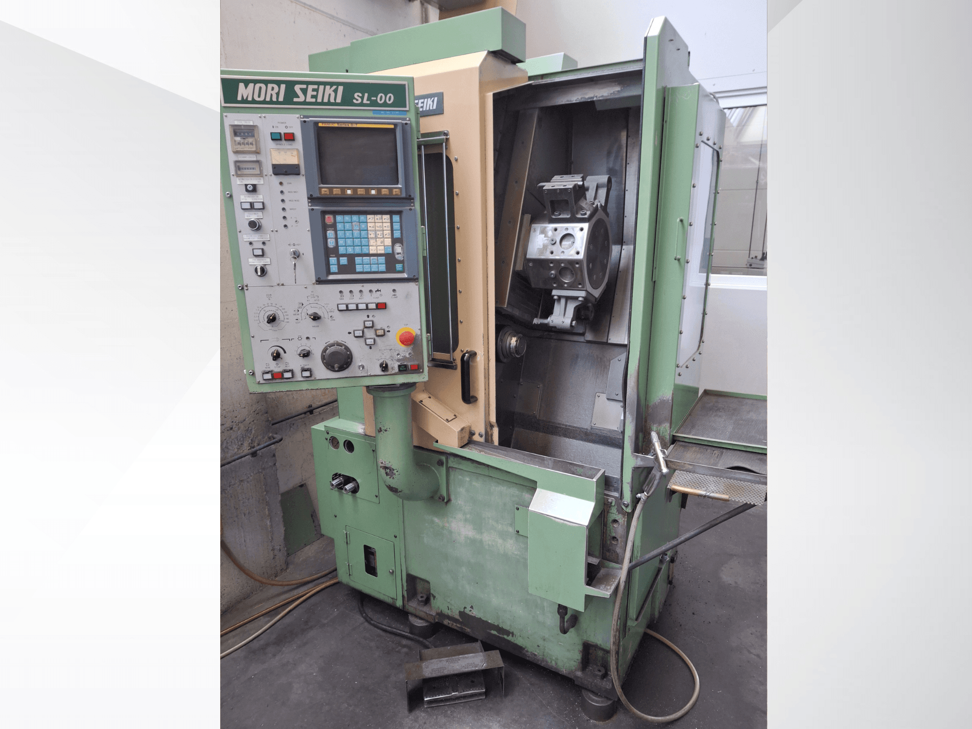 Горизонтальний токарний верстат DMG Mori Seiki SL-00, на якому показана панель управління і відкритий вид спереду на робочу зону з видимою заготовкою.