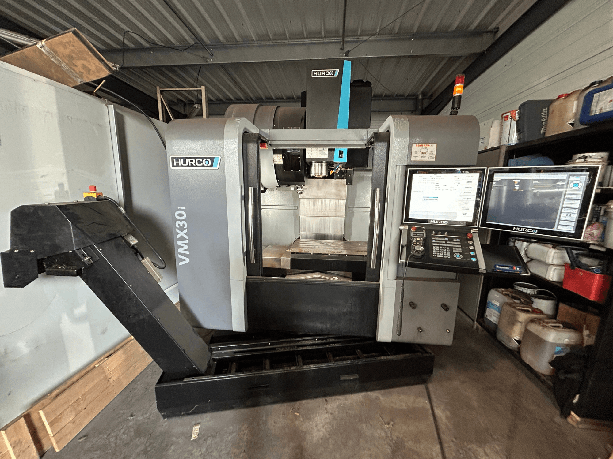 Вертикальний обробний центр Hurco VMX30i, вид спереду з двома моніторами та елементами керування, що демонструє чисту робочу зону.
