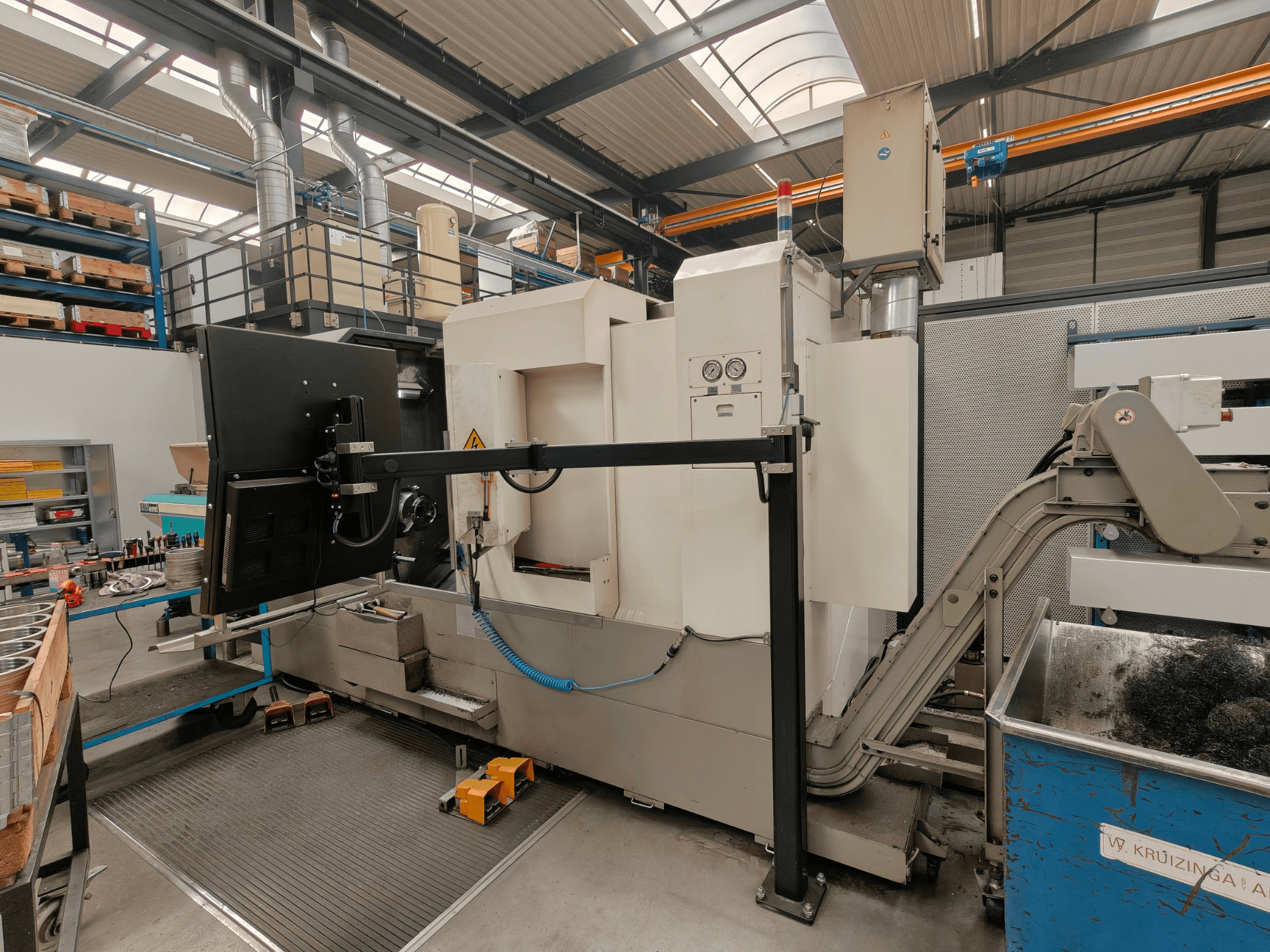 Горизонтальний токарний верстат Victor Vturn A26, вид збоку, з панеллю керування, конвеєром подачі стружки та робочою зоною.