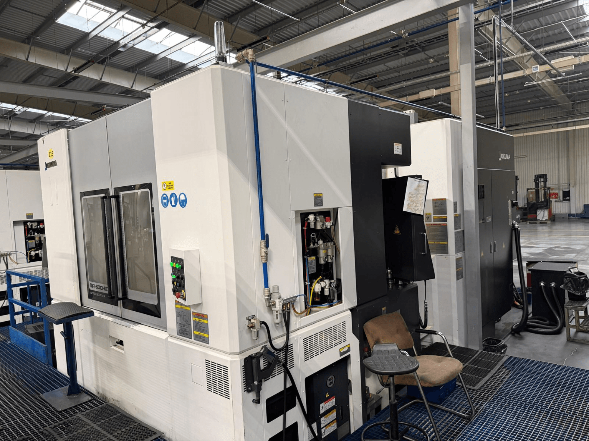Горизонтальний обробний центр Okuma MA 600H II, вид спереду, з панеллю керування та робочими індикаторами.