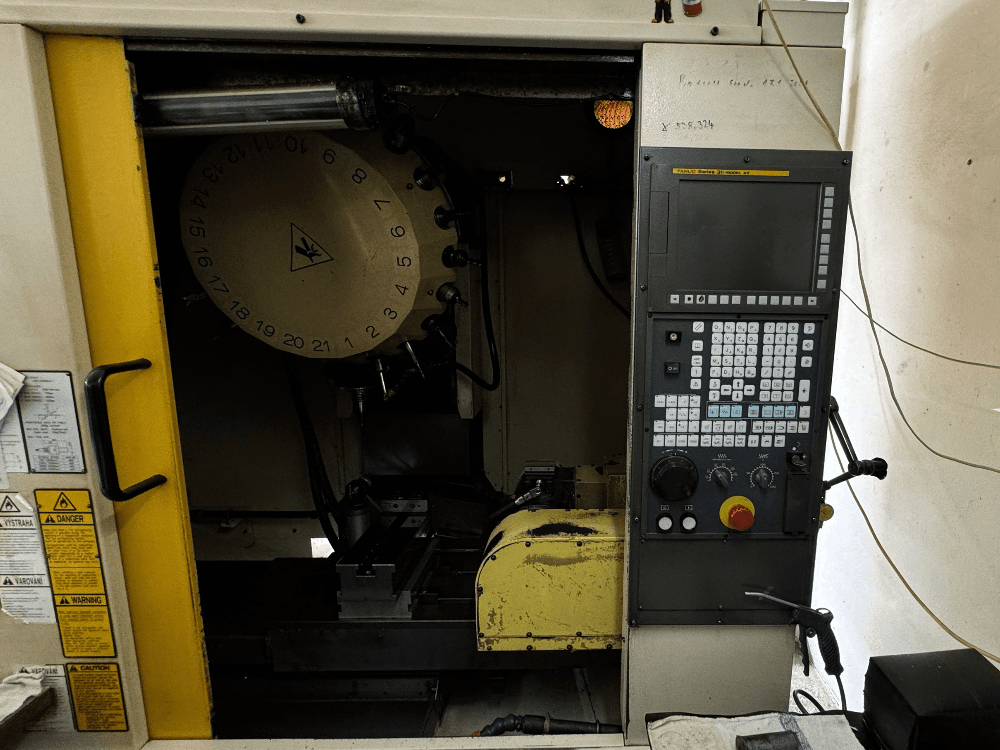 Вертикальний обробний центр FANUC Robodrill alpha-T21iFL, вид спереду з панеллю керування та магазином інструментів.