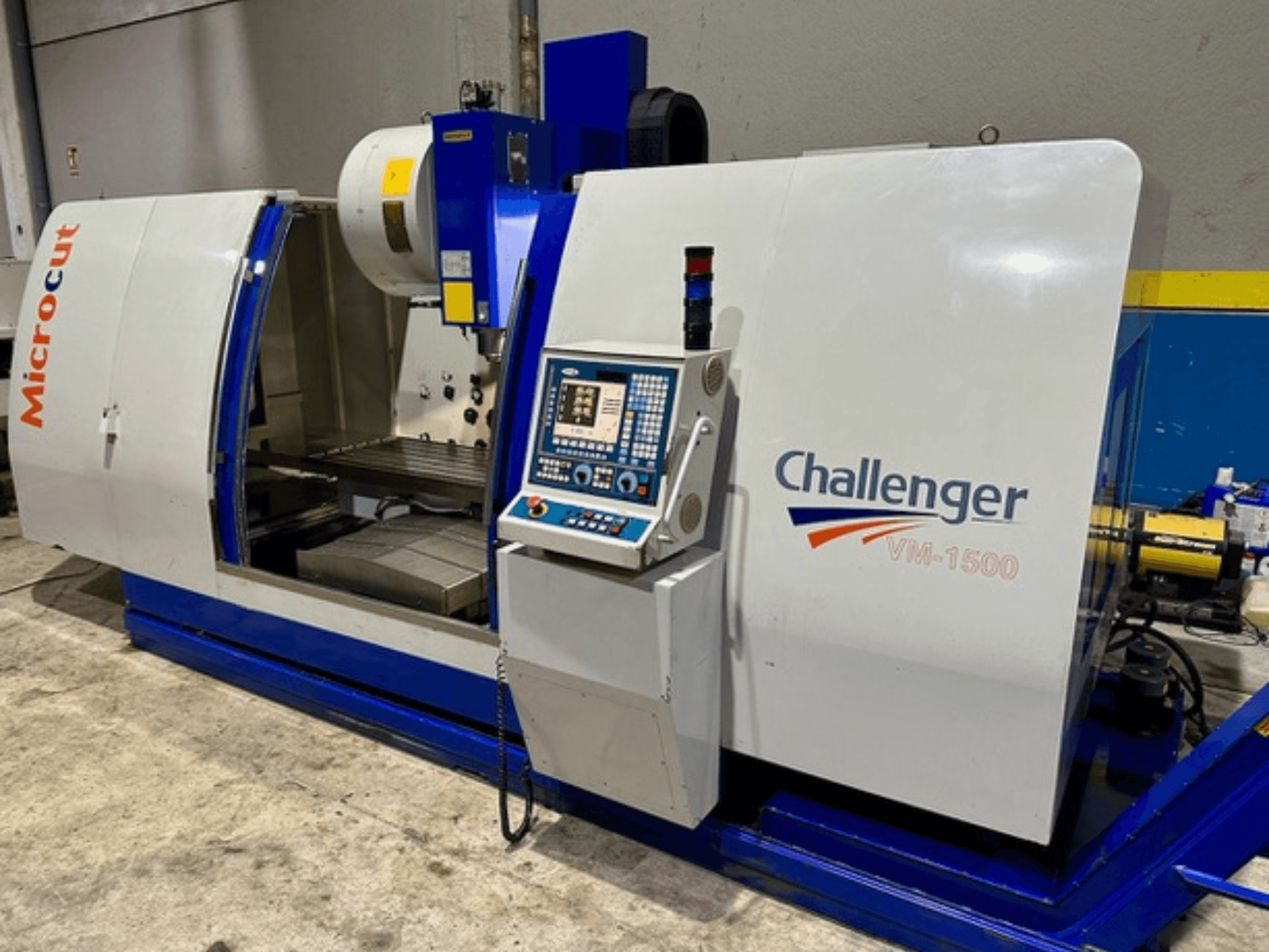 Верстат з ЧПУ Microcut Challenger VM-1500, вид спереду, з панеллю керування, робочою зоною та синьою основою.