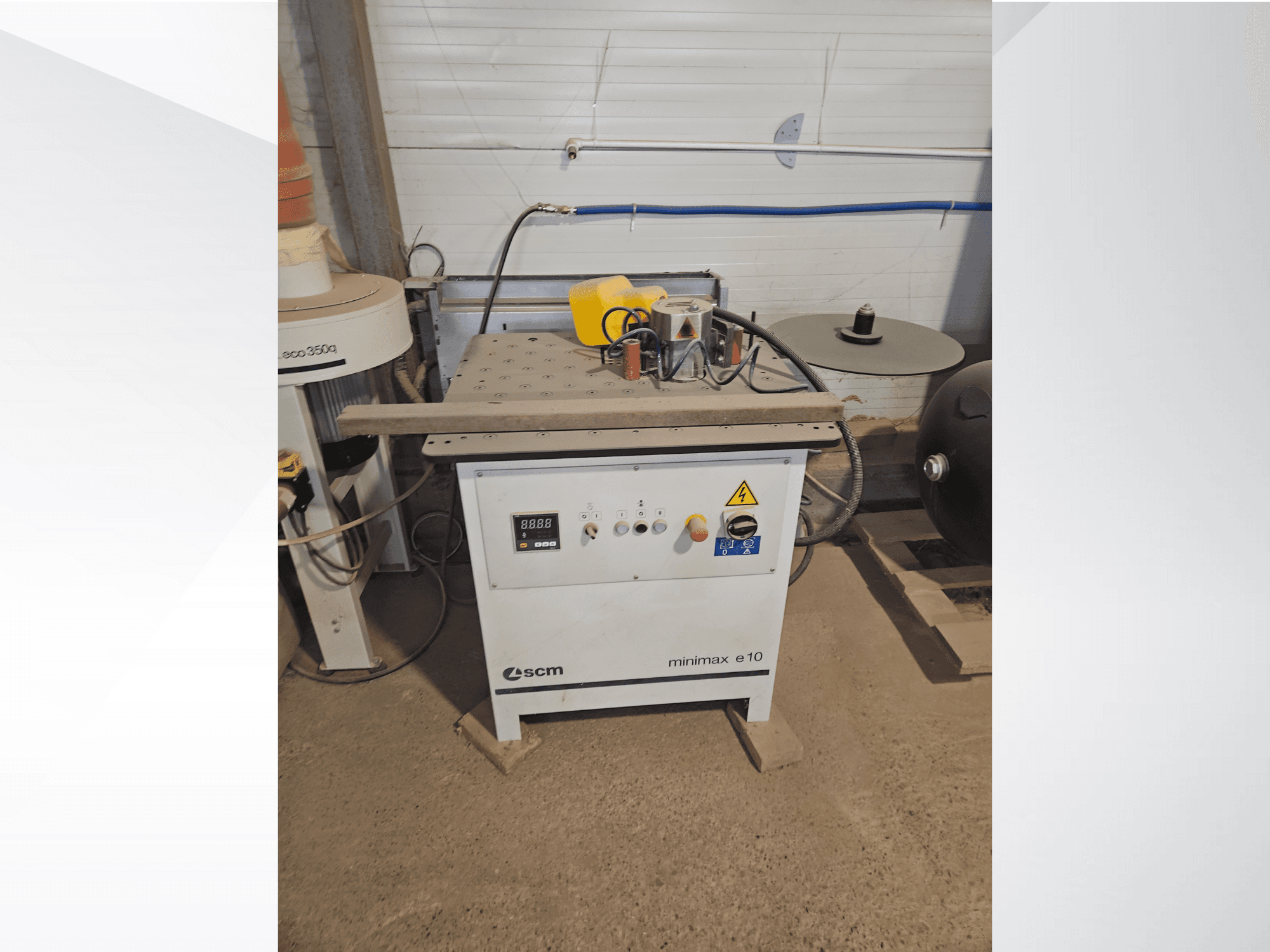 Деревообробний верстат SCM Minimax E10, вид спереду, з панеллю керування, пилозбірником і регульованою робочою поверхнею.