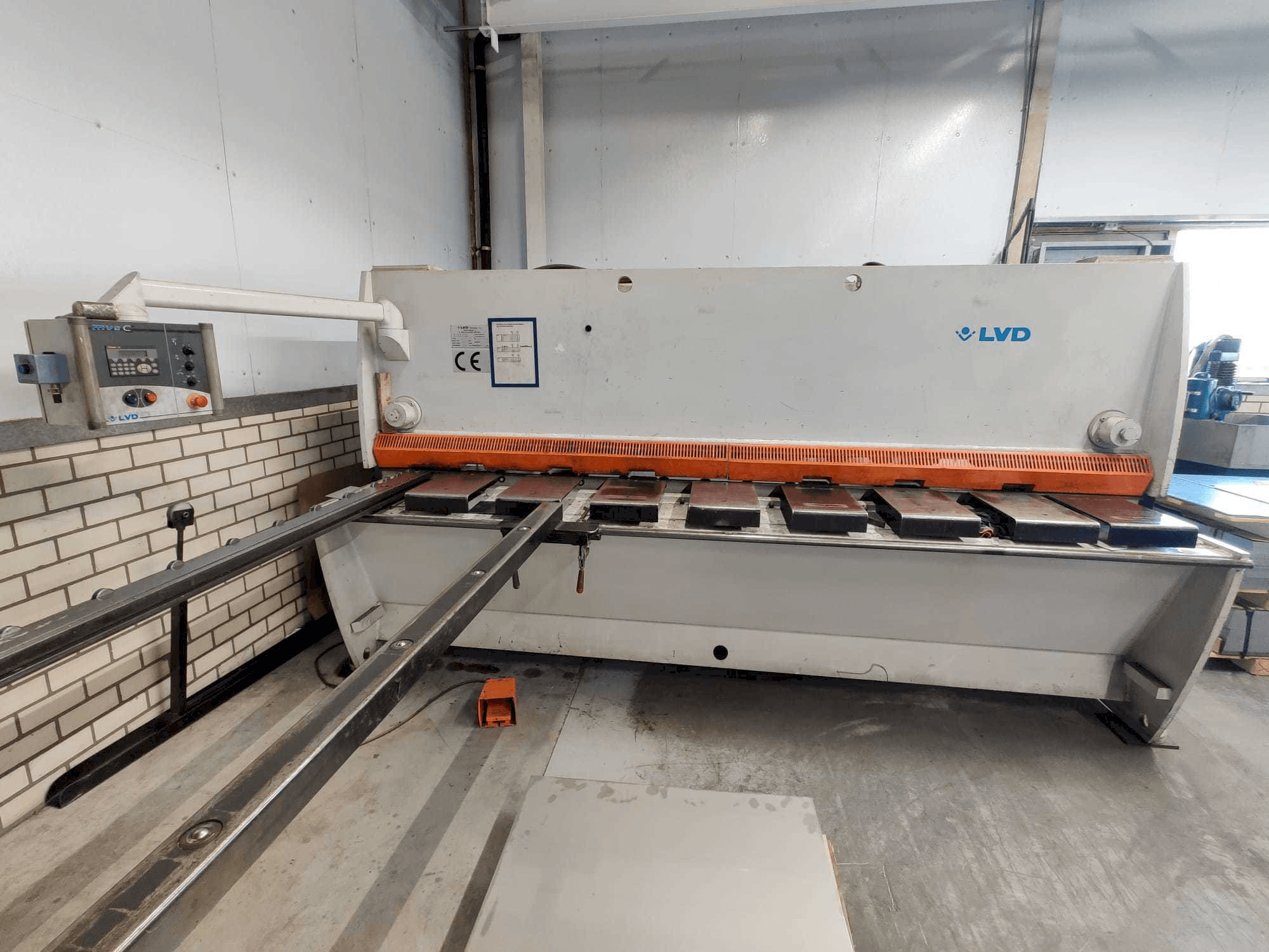 Front view of LVD MVSC 06/31 machine