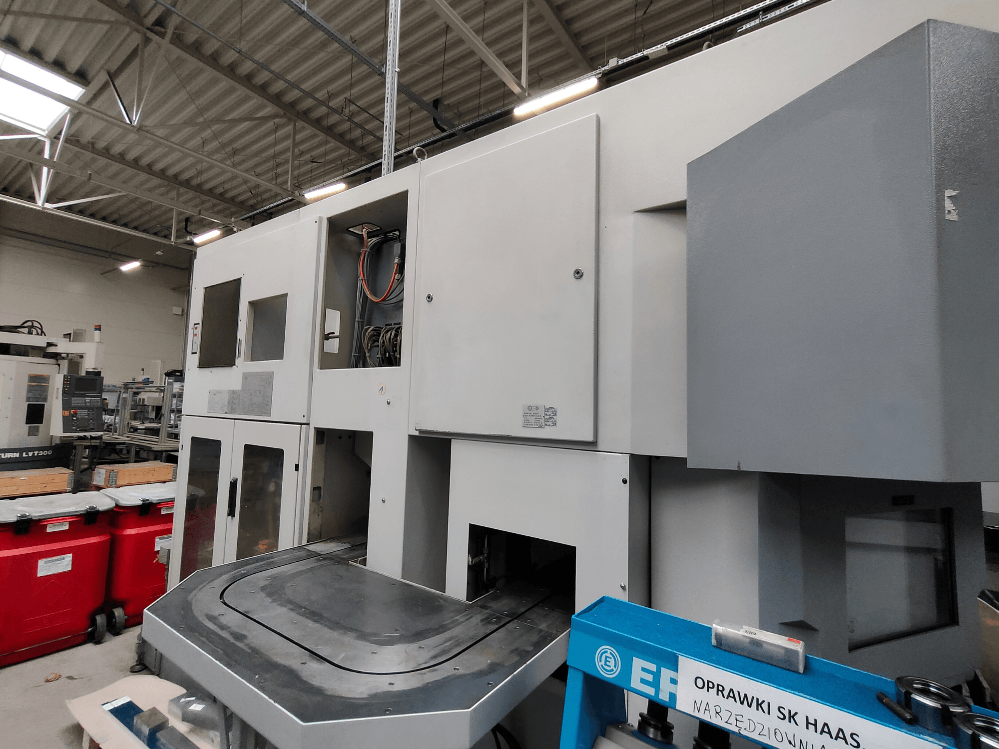 Вертикальний токарний верстат EMAG VSC 250 показаний збоку, з панелями керування та великою робочою зоною.