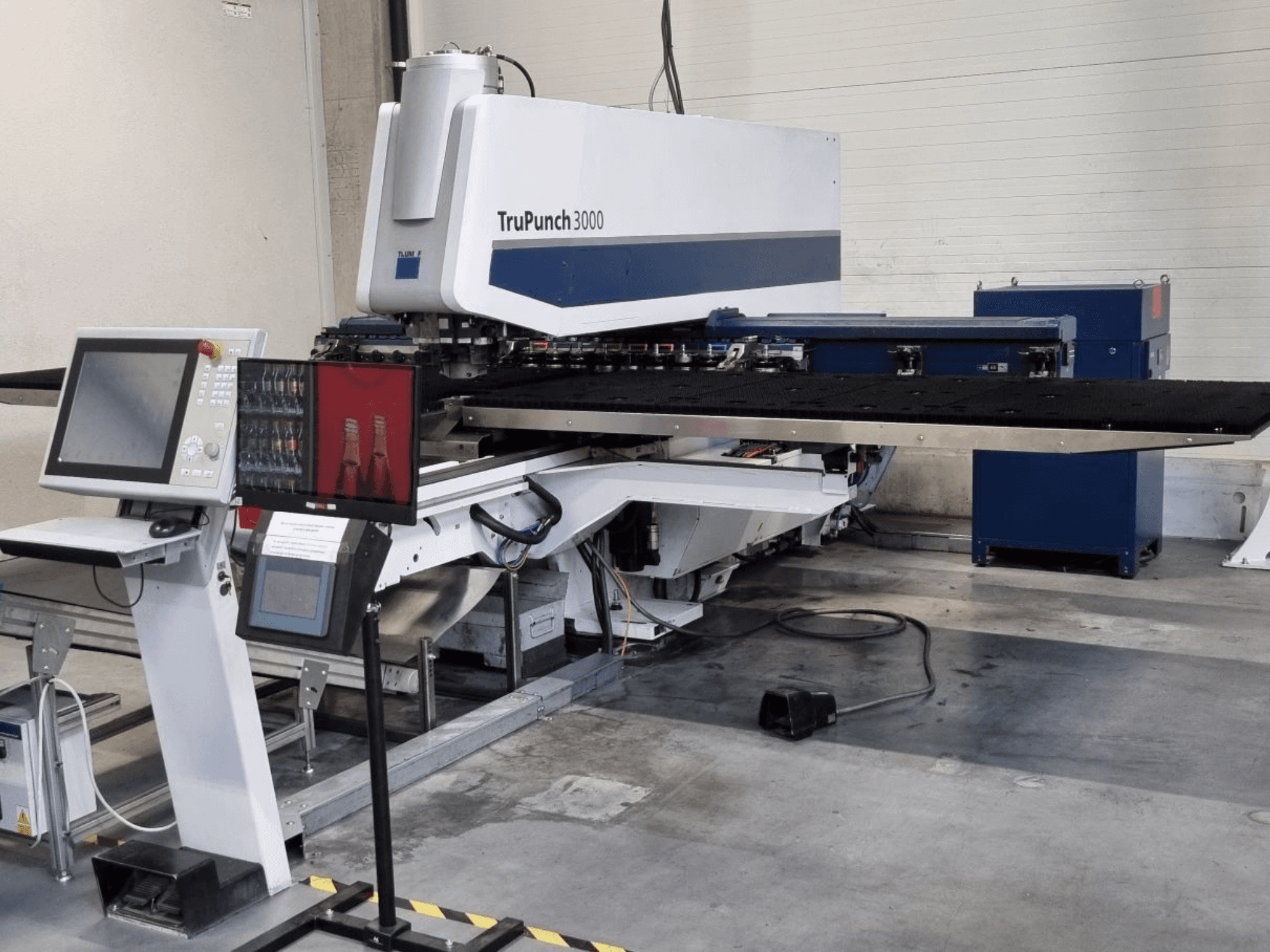 Штампувальний верстат з ЧПУ TRUMPF TruPunch 3000 у фронтальному ракурсі, з панеллю керування та великим штампувальним столом.