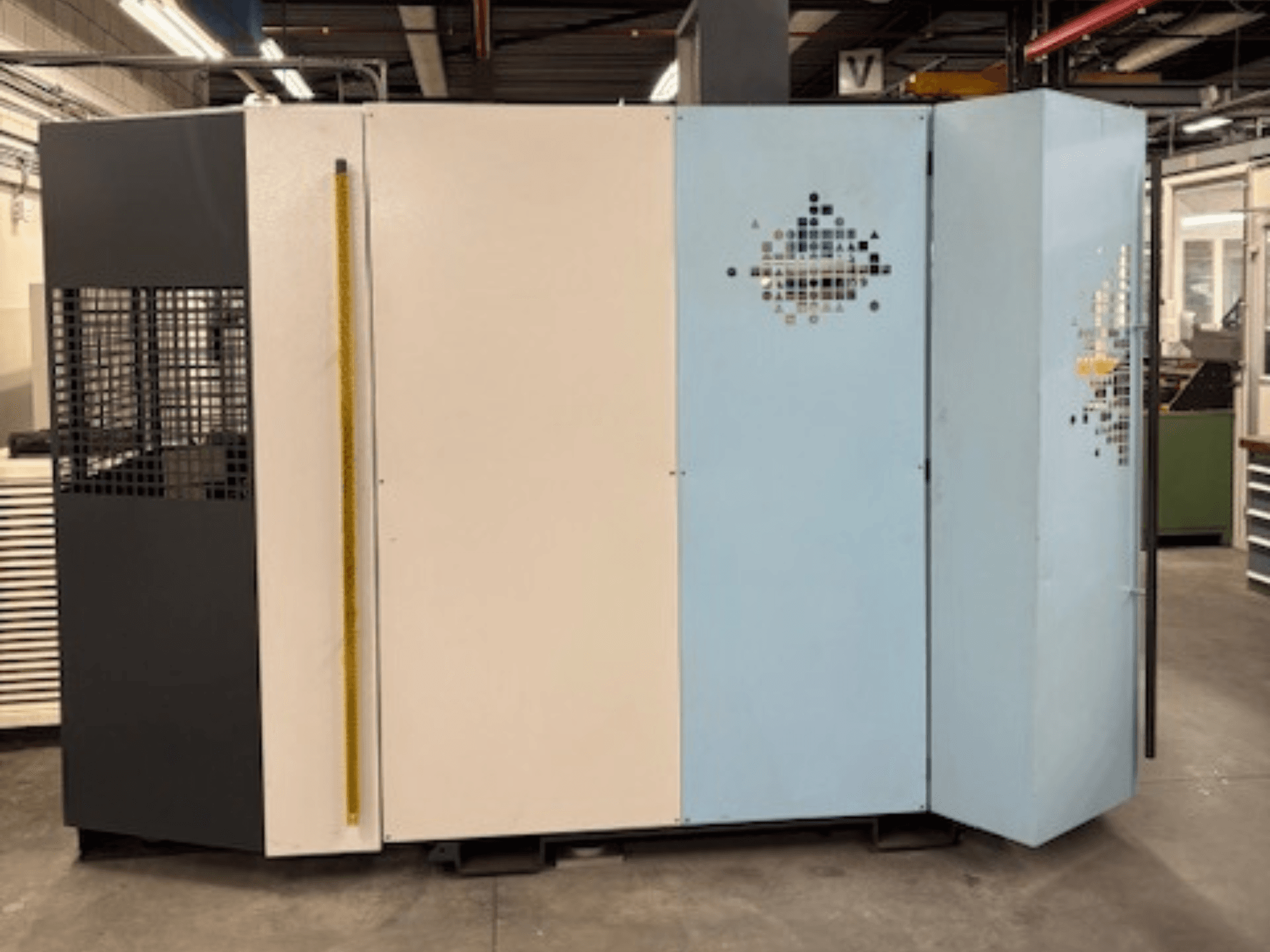 Дротяний електроерозійний верстат +GF+ AgieCharmilles AGIECUT PROGRESS V4, вид спереду з різнокольоровими панелями та захисною сіткою.