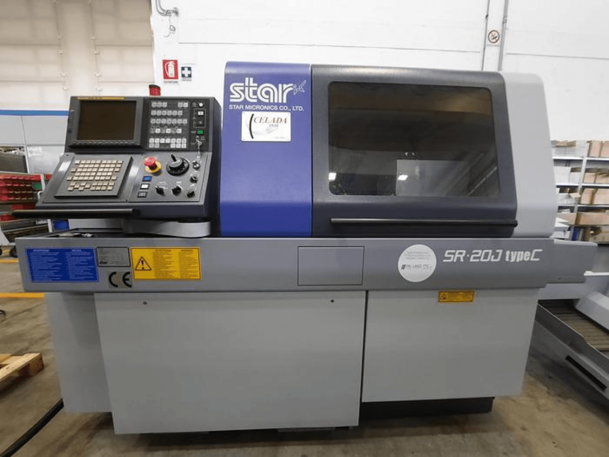 Токарний верстат з ЧПУ Star Micronics SR-20J типу C, вид спереду, з панеллю керування та дисплеєм, на якому зображені кнопки керування.