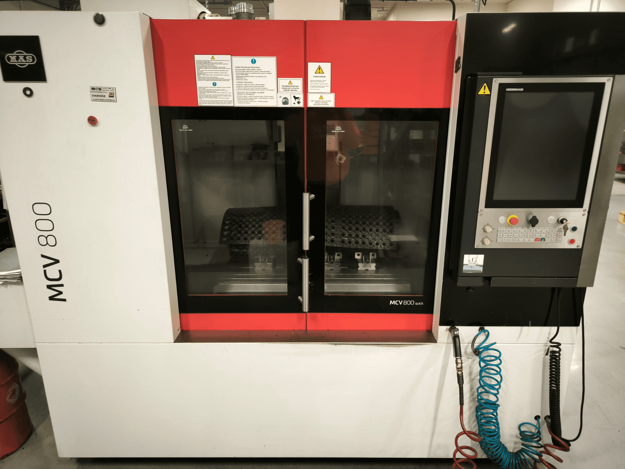 Вертикальний обробний центр KOVOSVIT MAS MCV 800 QUICK, вид спереду з панеллю керування та подвійними скляними дверима, що демонструють робочий простір.