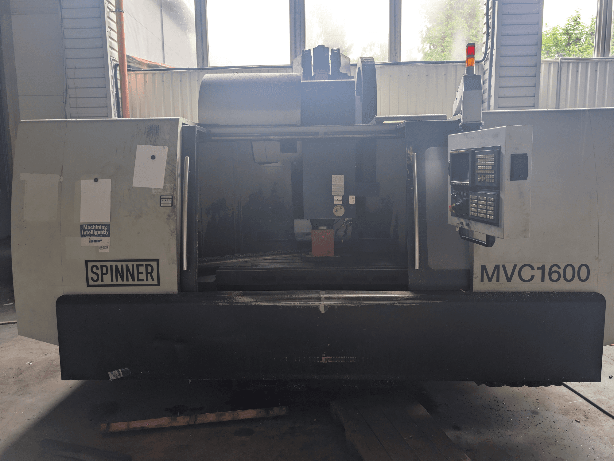 Вертикальний обробний центр SPINNER MVC-1600, вид спереду, на якому видно панель управління та робочу зону. Призначений для прецизійної обробки.